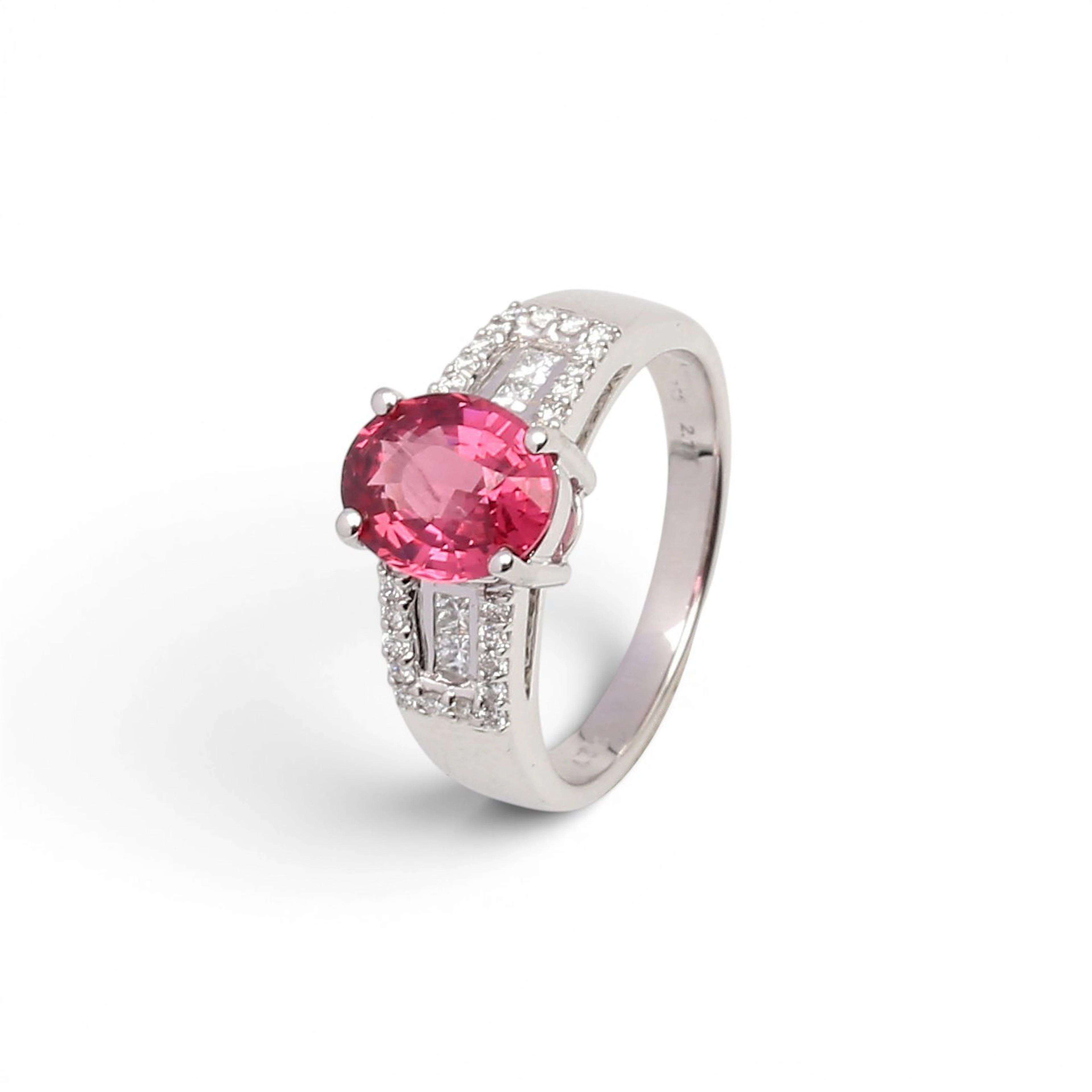 Spinel and diamonds ring with certificate.