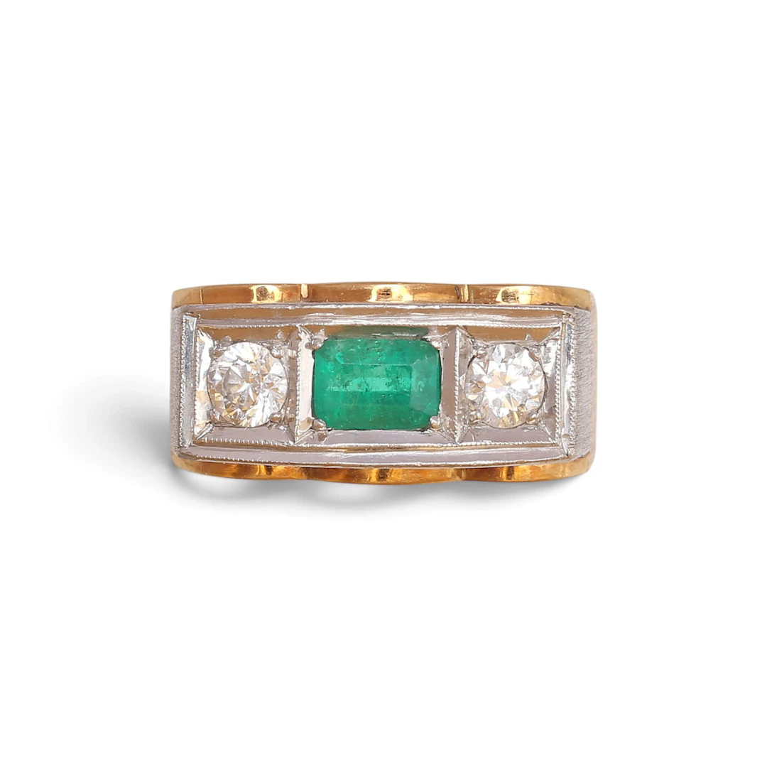 ART Déco three-stone emerald and diamond ring, circa 1940.