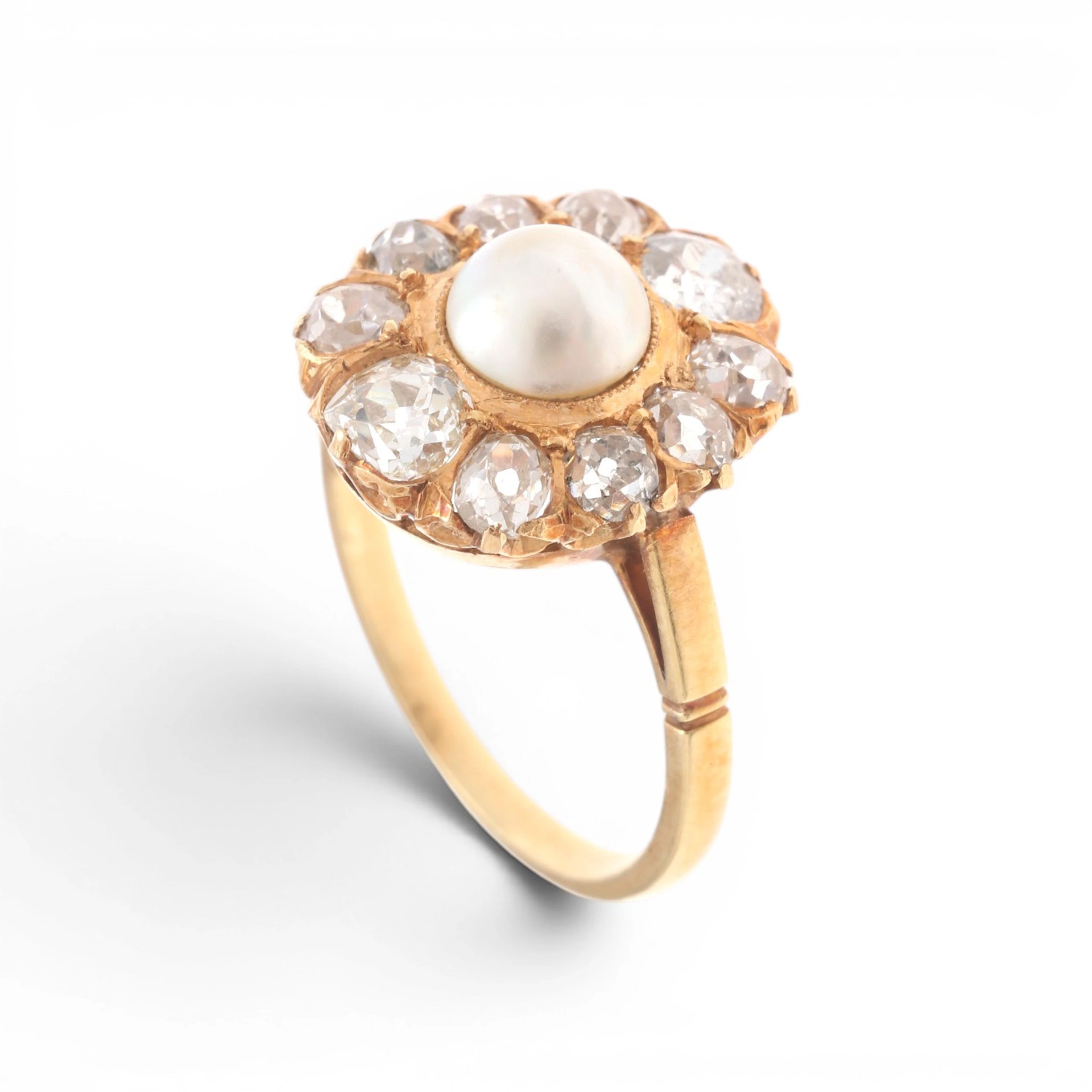 Pearl and diamonds rosette ring, early 20th Century.