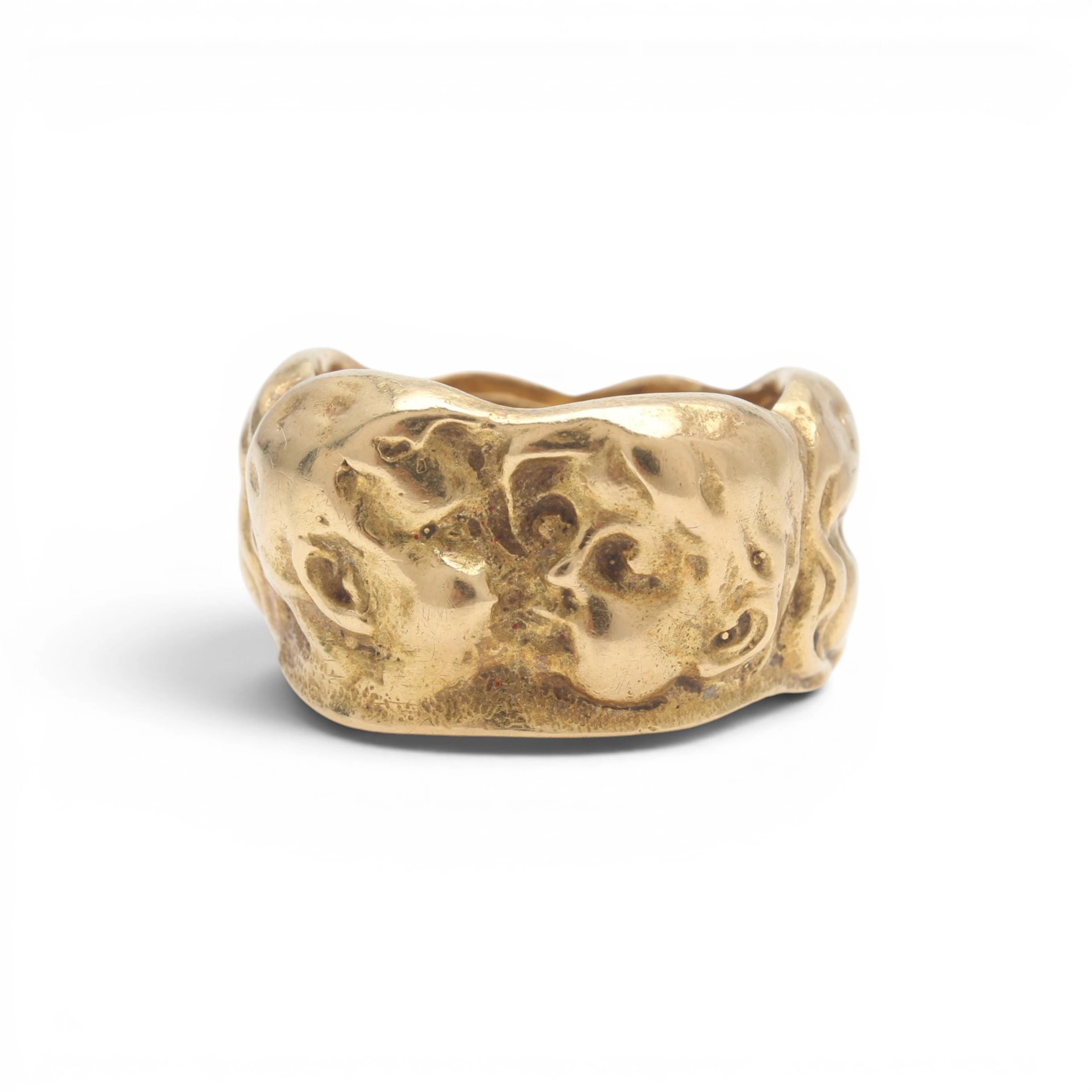 MASRIERA Y CARRERAS. Gold ring depicting children's faces.