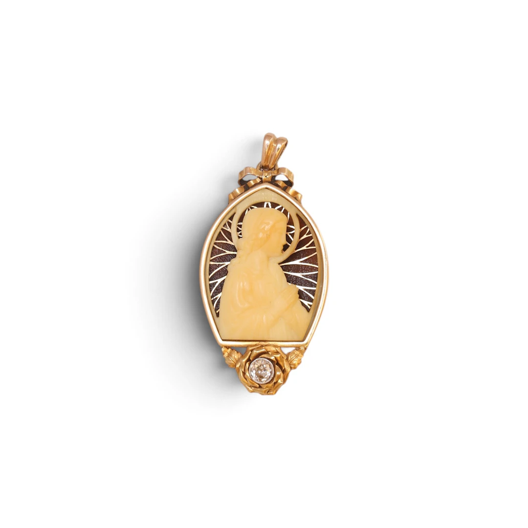 OUCENTISTA devotional medal in gold, circa 1924.