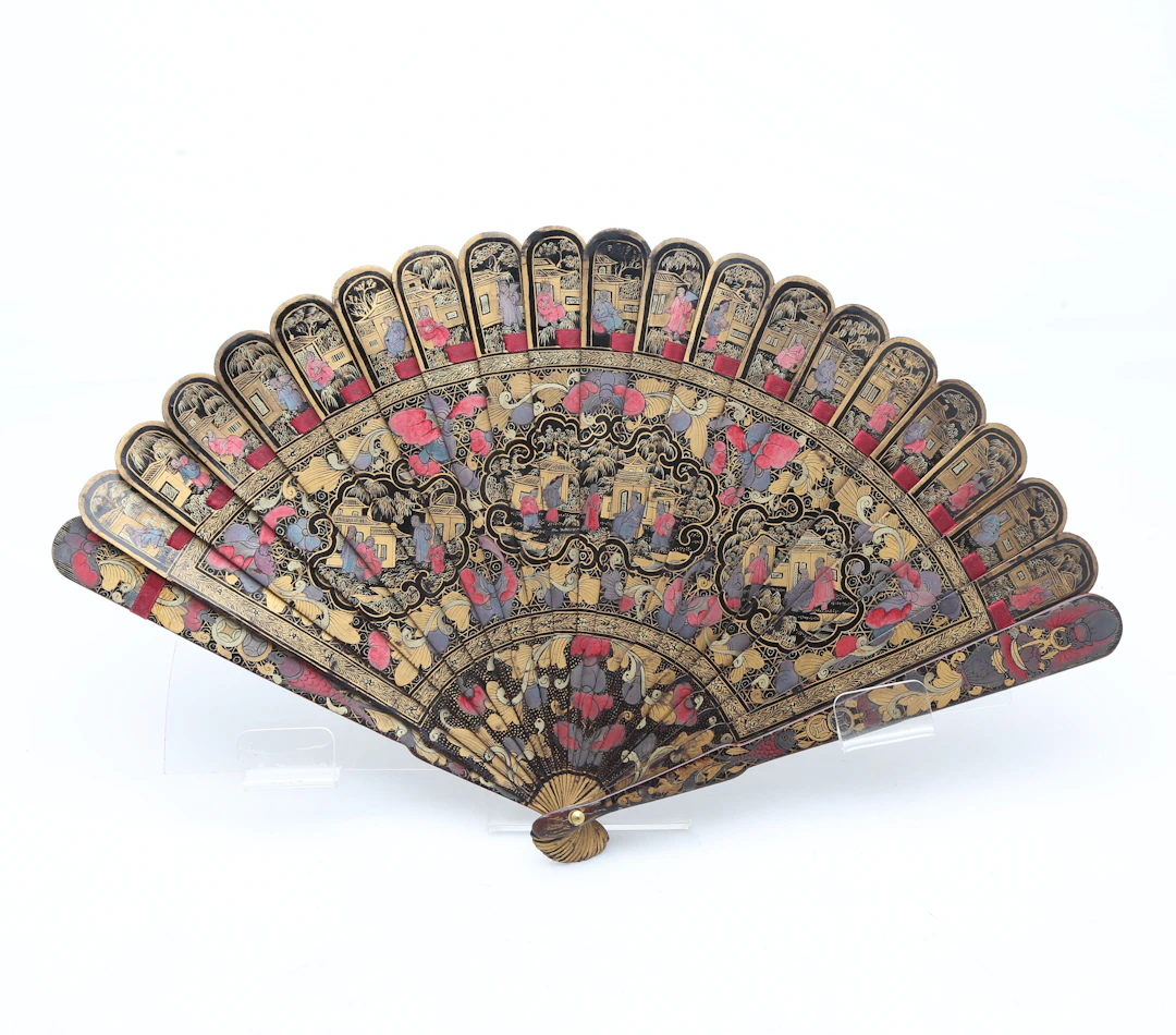 Chinese folding fan with lacquered and gilt sticks, 19th Century.