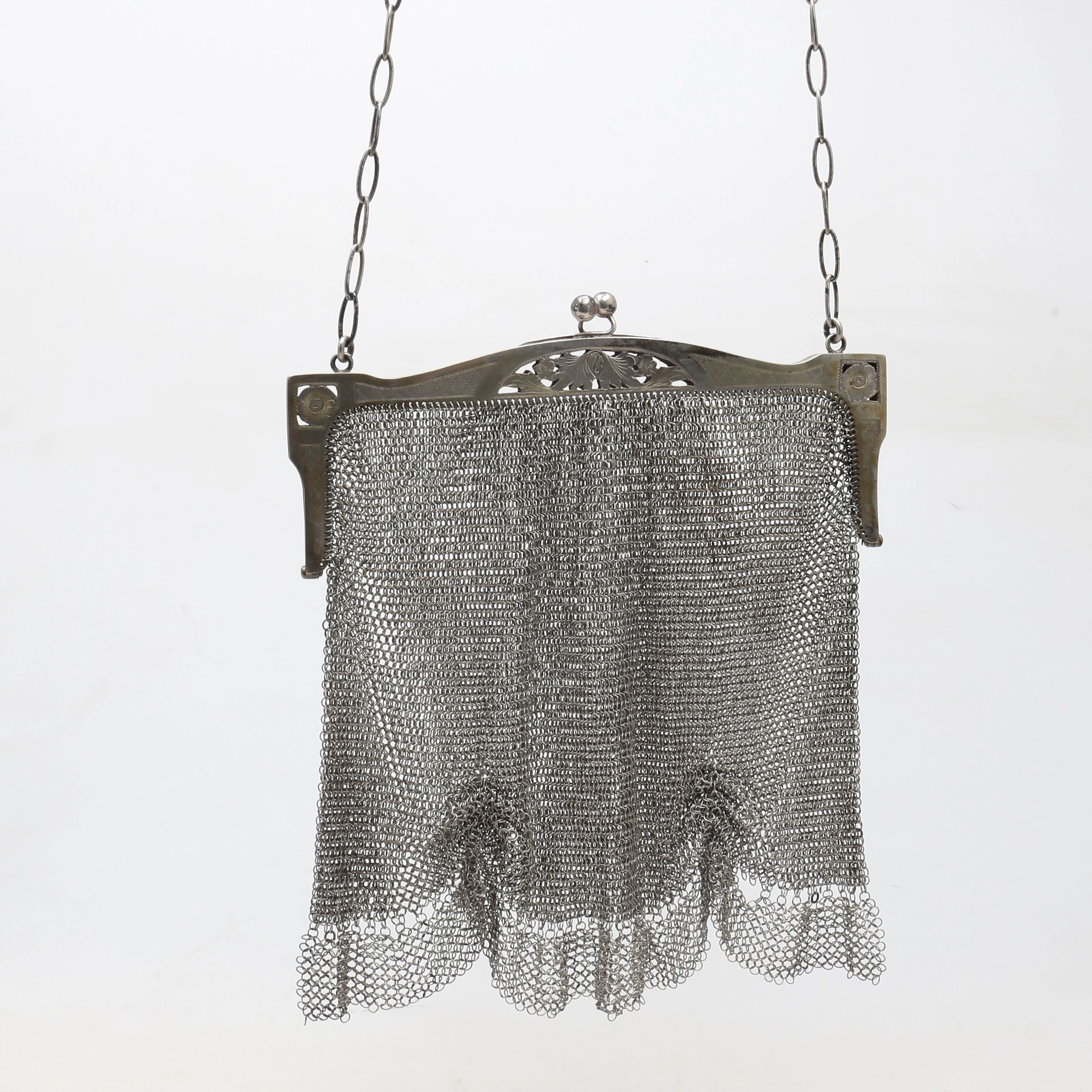 Belle Époque silver mesh bag, early 20th Century.