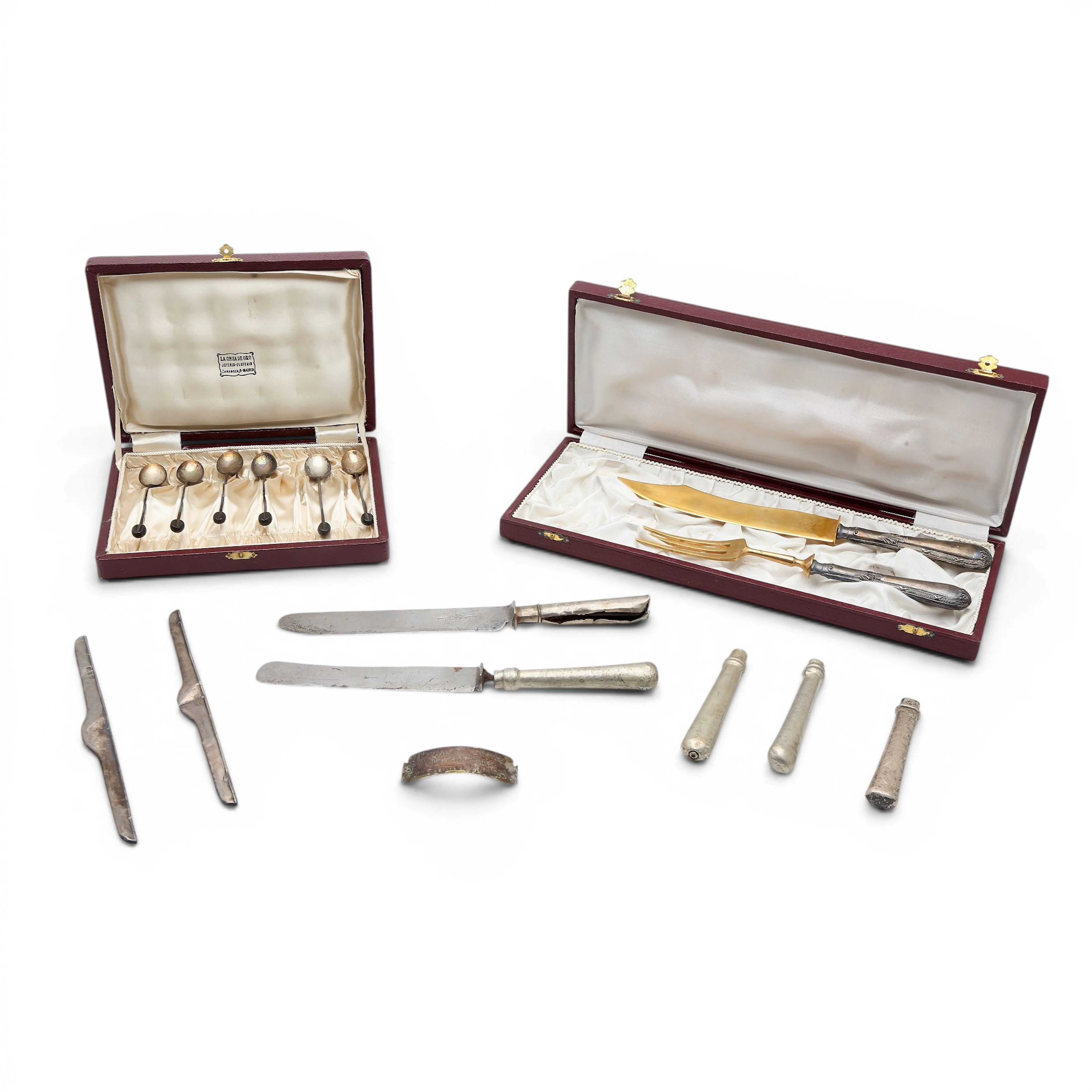 Miscelánea de cucharillas y piezas de servir en plata y metal plateado