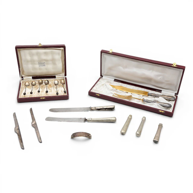 Miscelánea de cucharillas y piezas de servir en plata y metal plateado