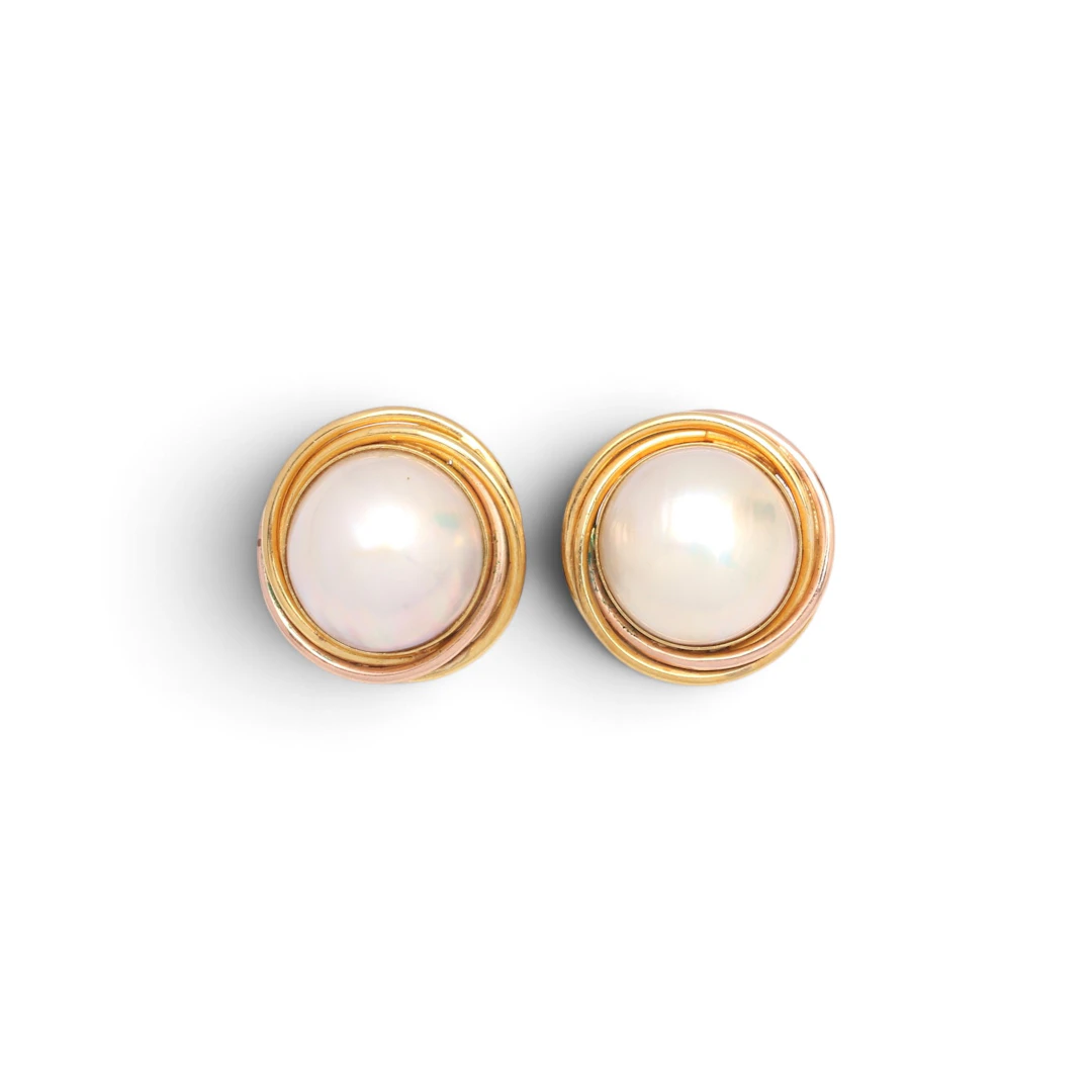 Gold and mabé pearls earrings.