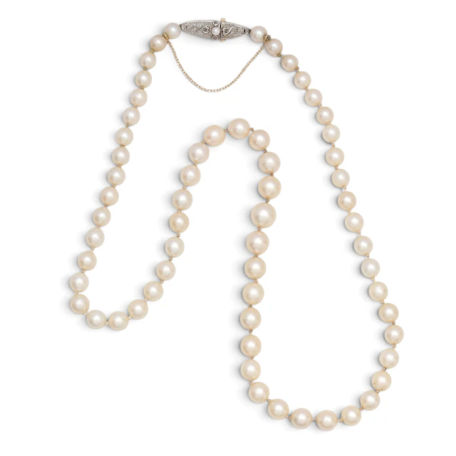 Pearl choker with Art Déco diamond clasp, circa 1920.