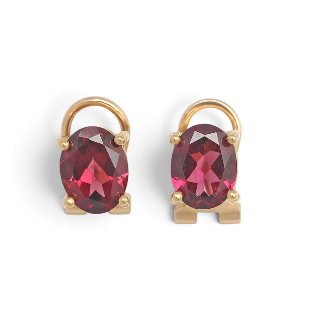 Gold and garnets earrings.