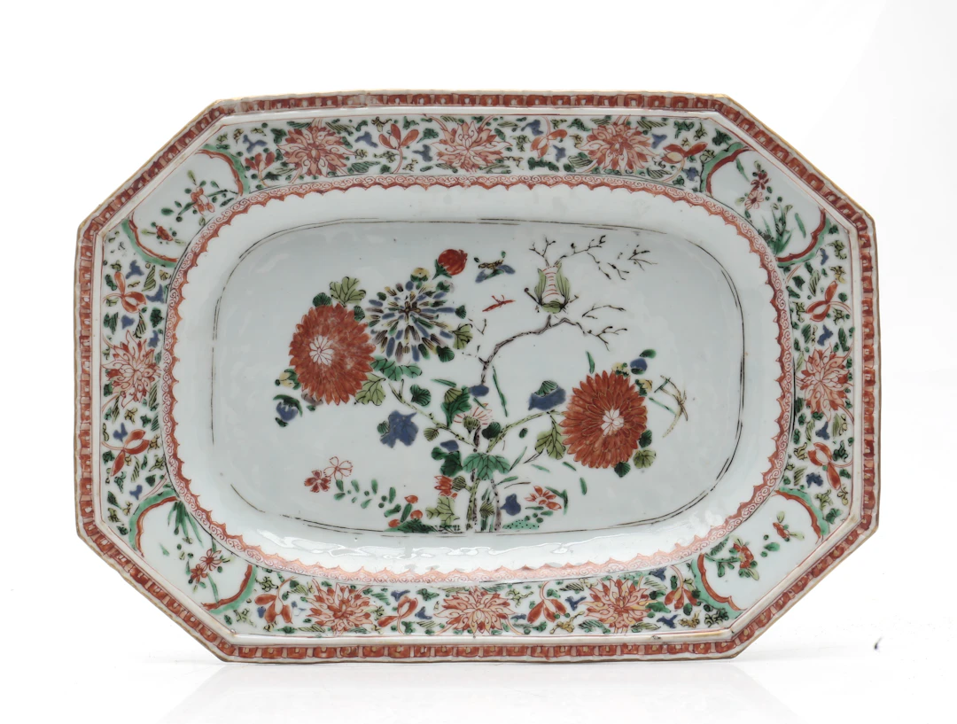 Qing octagonal tray in "green family" porcelain, Kangxi period, circa 1700.