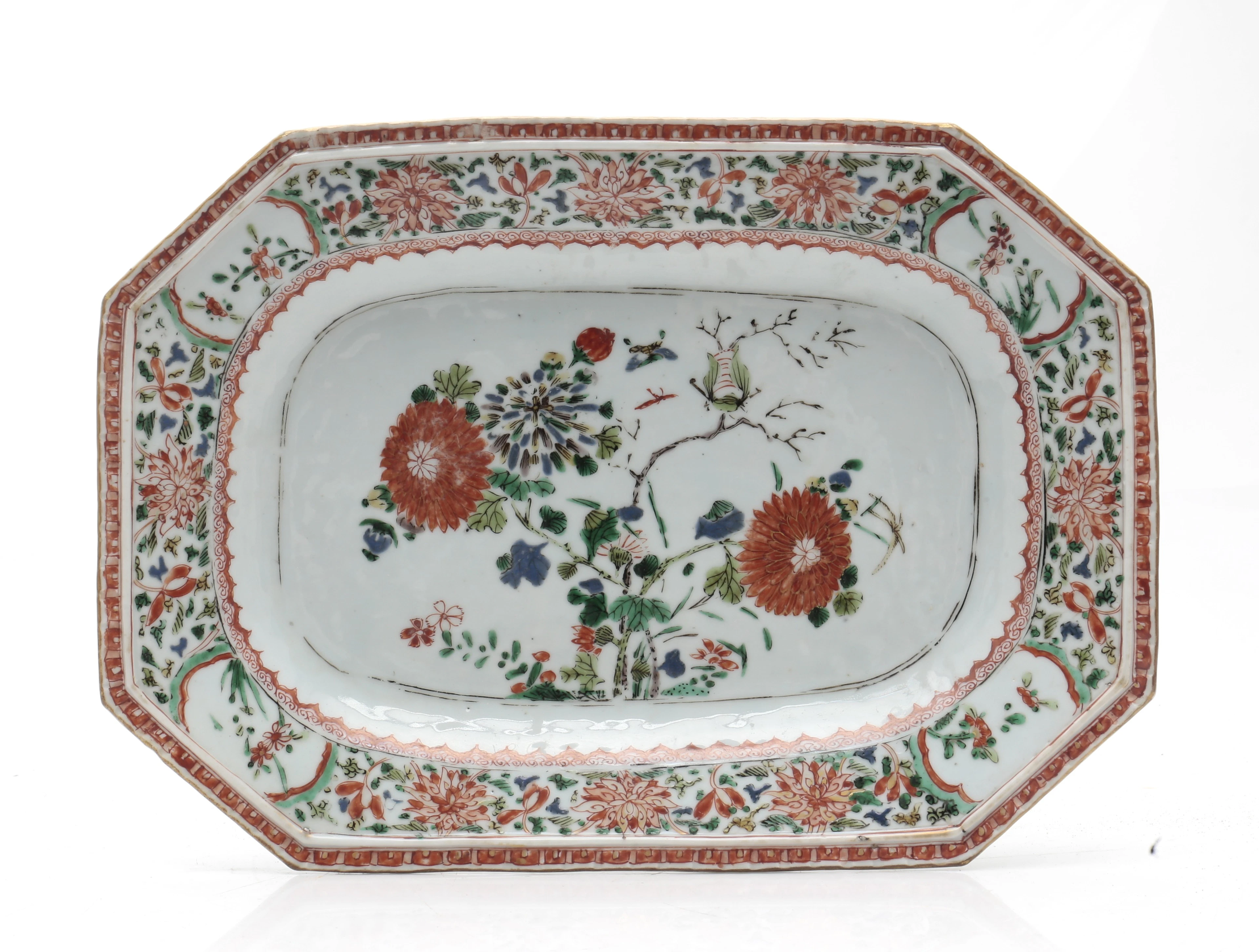 Qing octagonal tray in "green family" porcelain, Kangxi period, circa 1700.