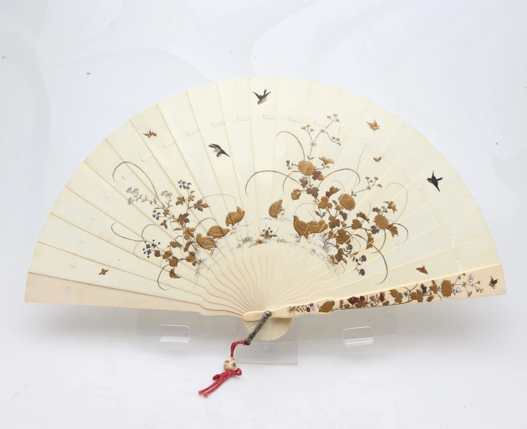 Japanese Meiji fan for export, with "Shibayama" leaves, late 19th Century.