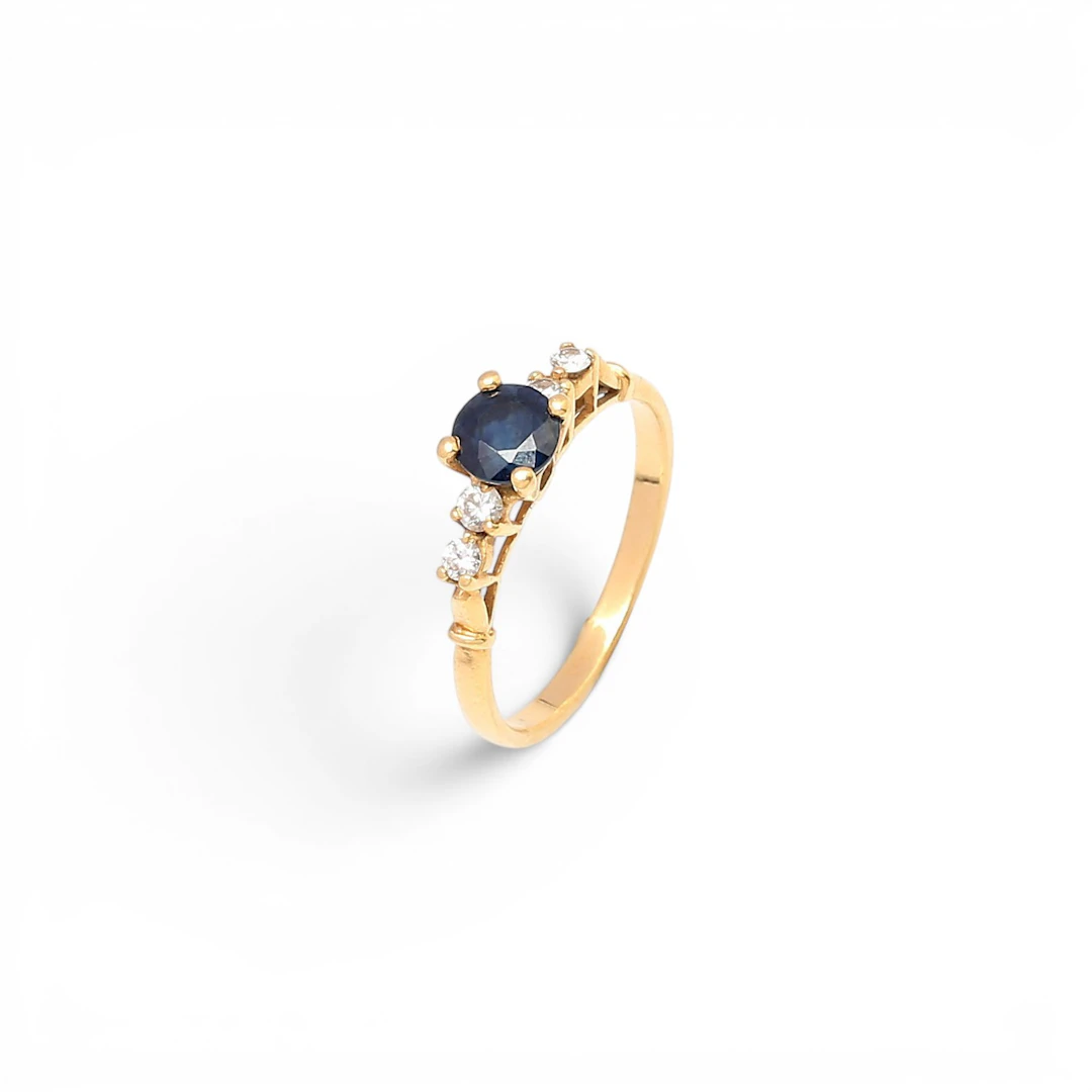 Sapphire and diamonds ring.