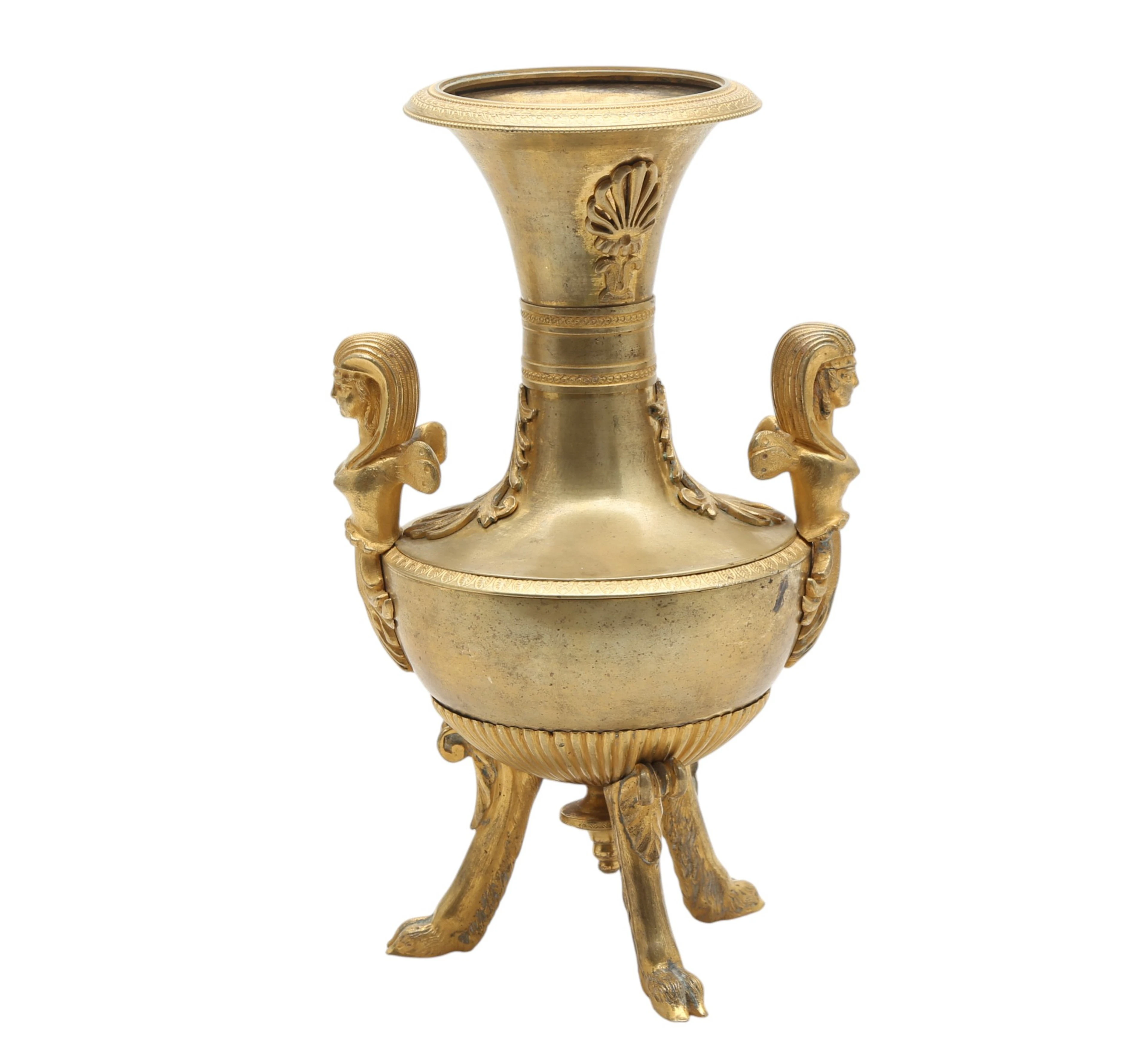 EMPIRE style table vase in gilded bronze with sphinxes, from the 19th century.