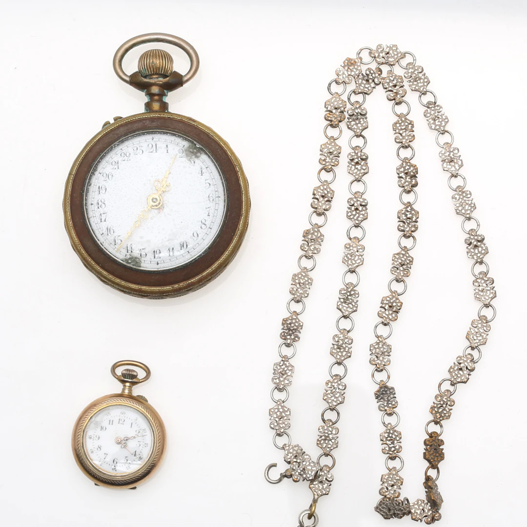 Two pocket watches and chain in silver and metal, second half of the