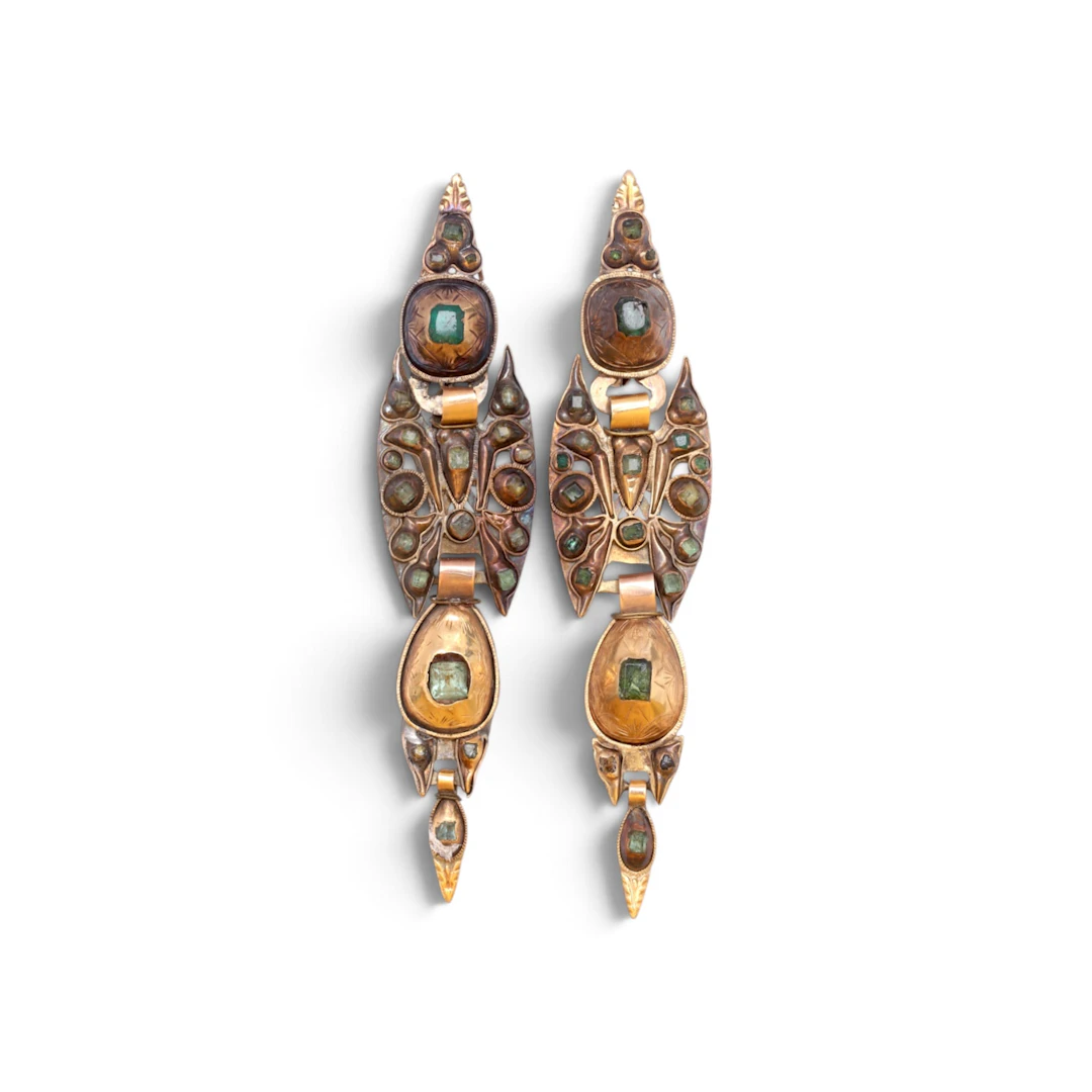Catalan long earrings in gold and emeralds, 19th Century.