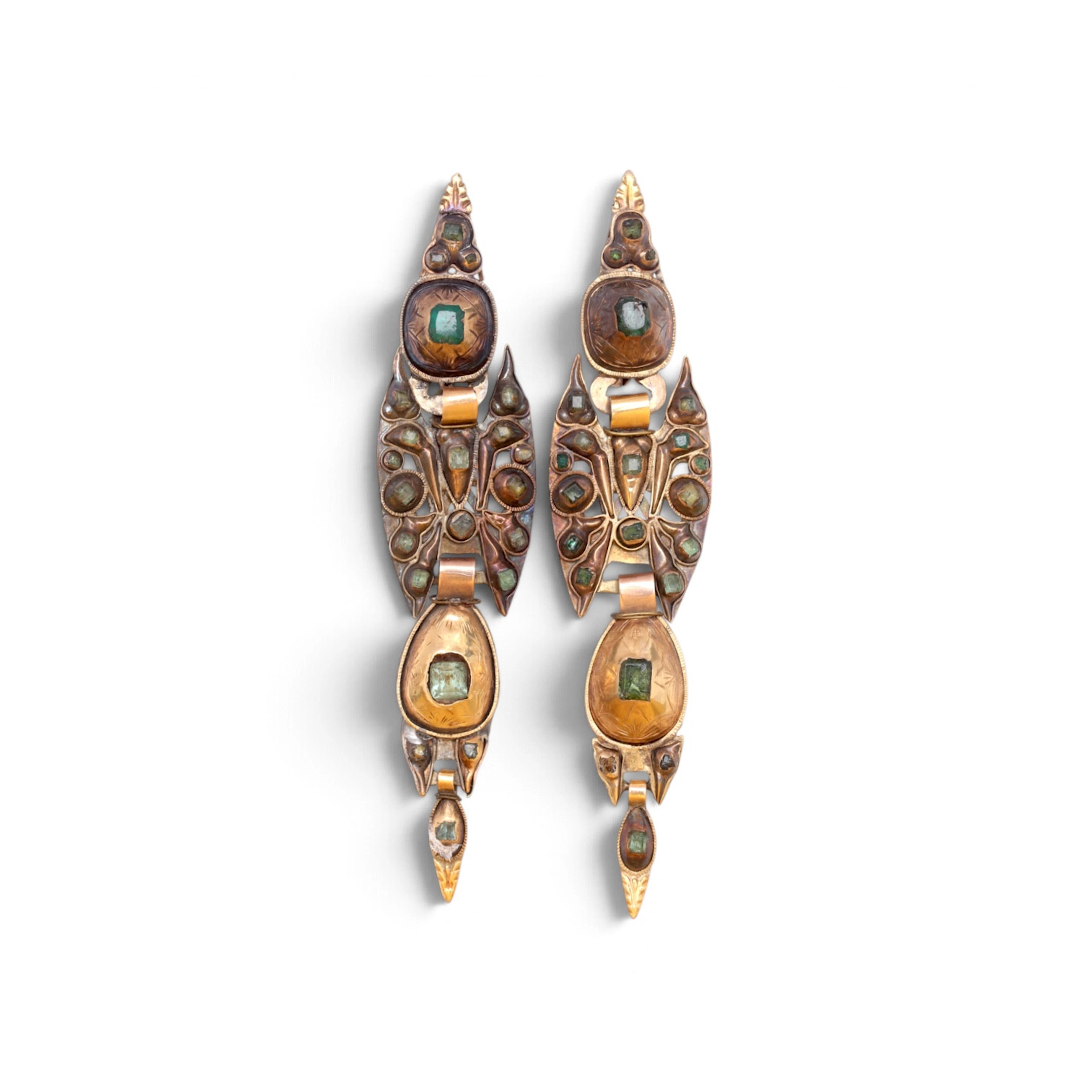 Catalan long earrings in gold and emeralds, 19th Century.