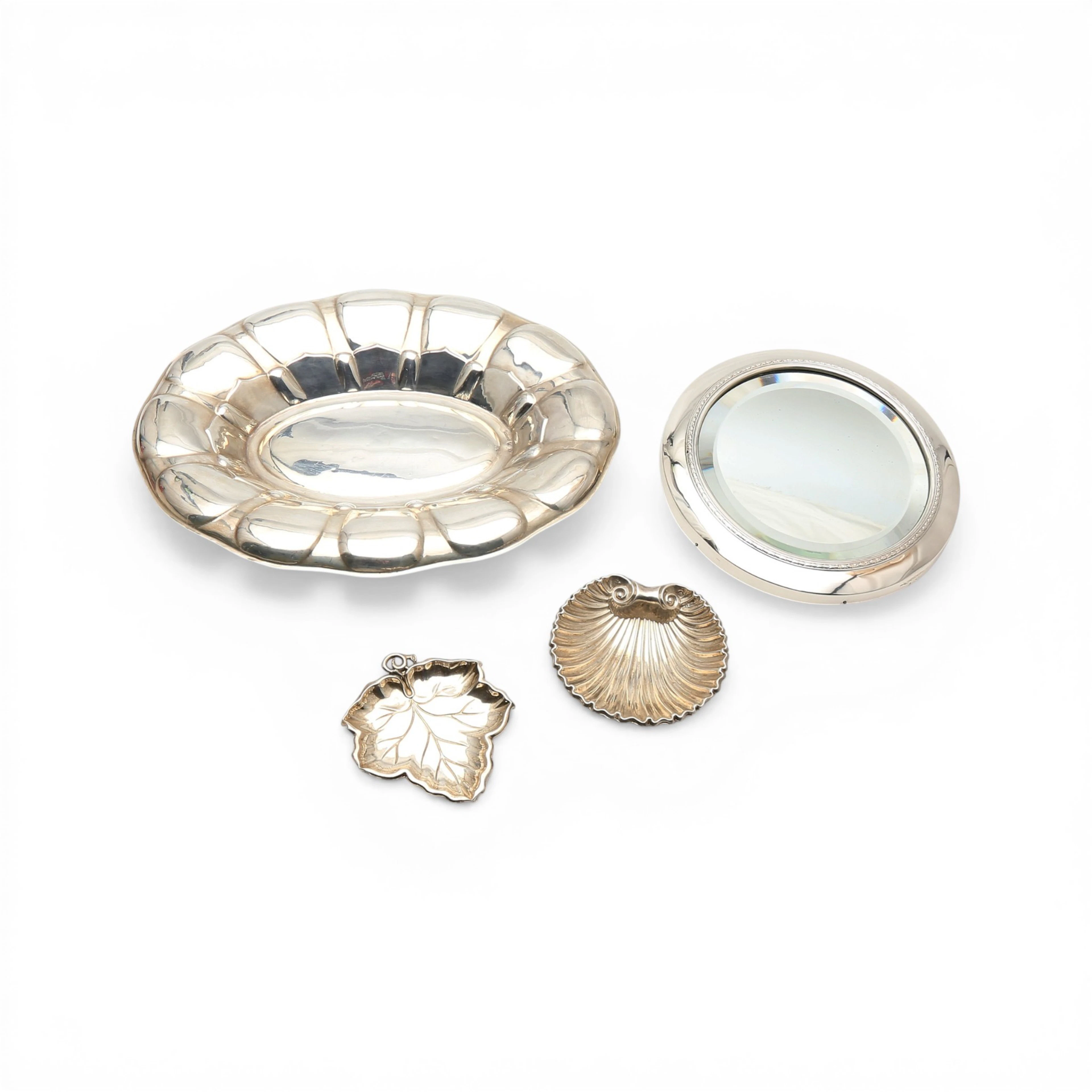 Vanity mirror, tray and two ashtrays in silver, 20th Century.