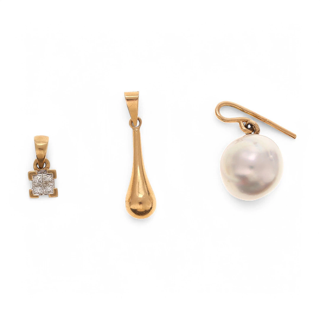 Tres colgantes en oro, diamantes y perla.
