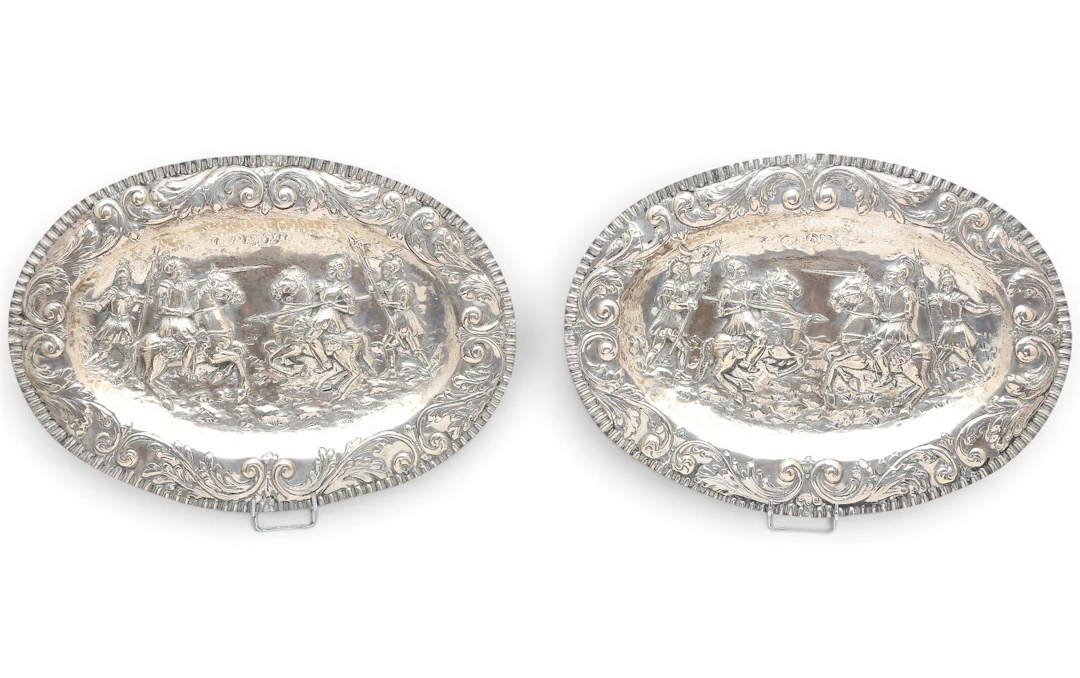 Pair of ornamental silver trays, first half of the 20th century.