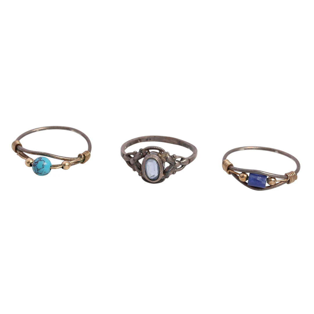 Tres sortijas en plata y pedrería.