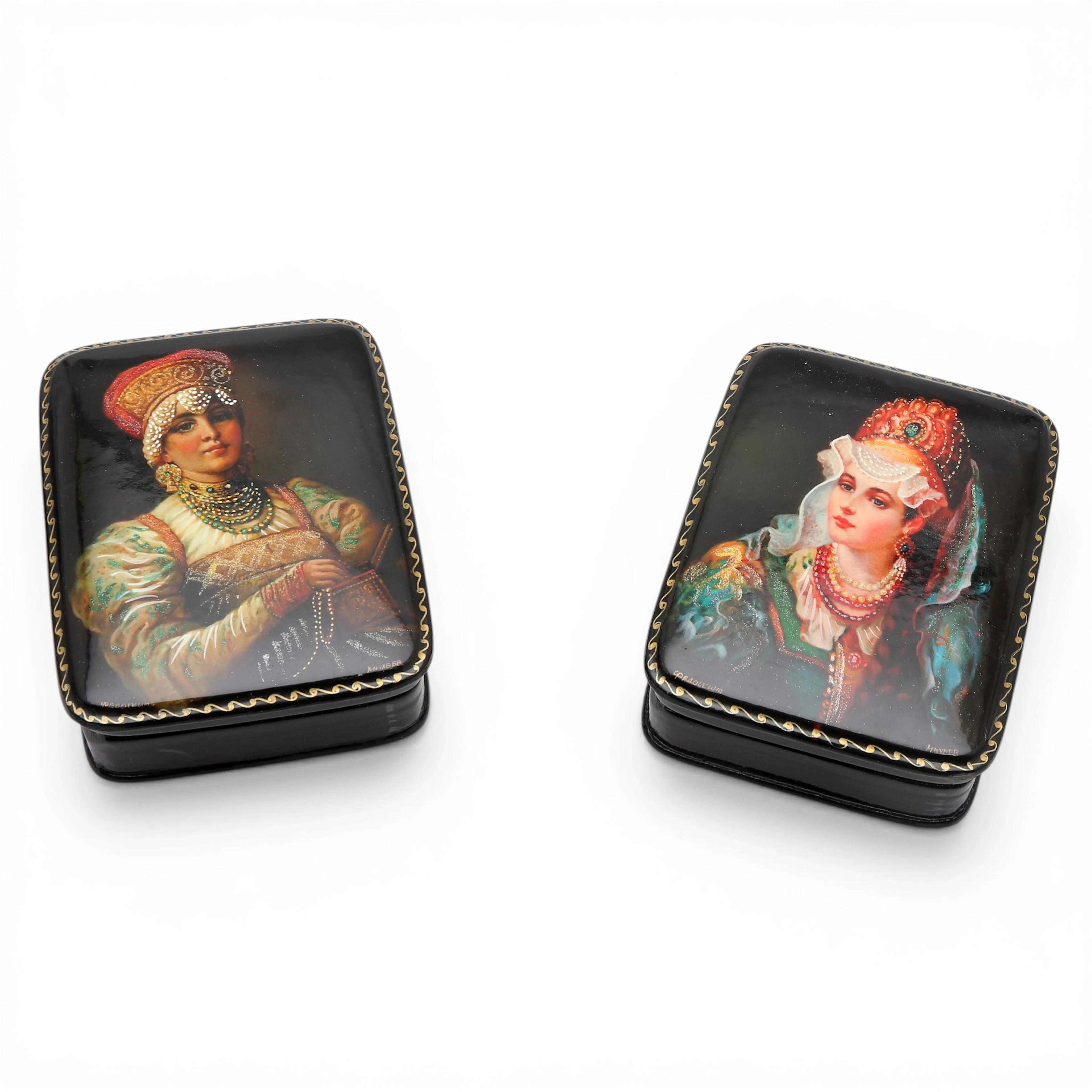 Two Russian boxes in lacquered papier-mâché, second half of the 20th Century.
