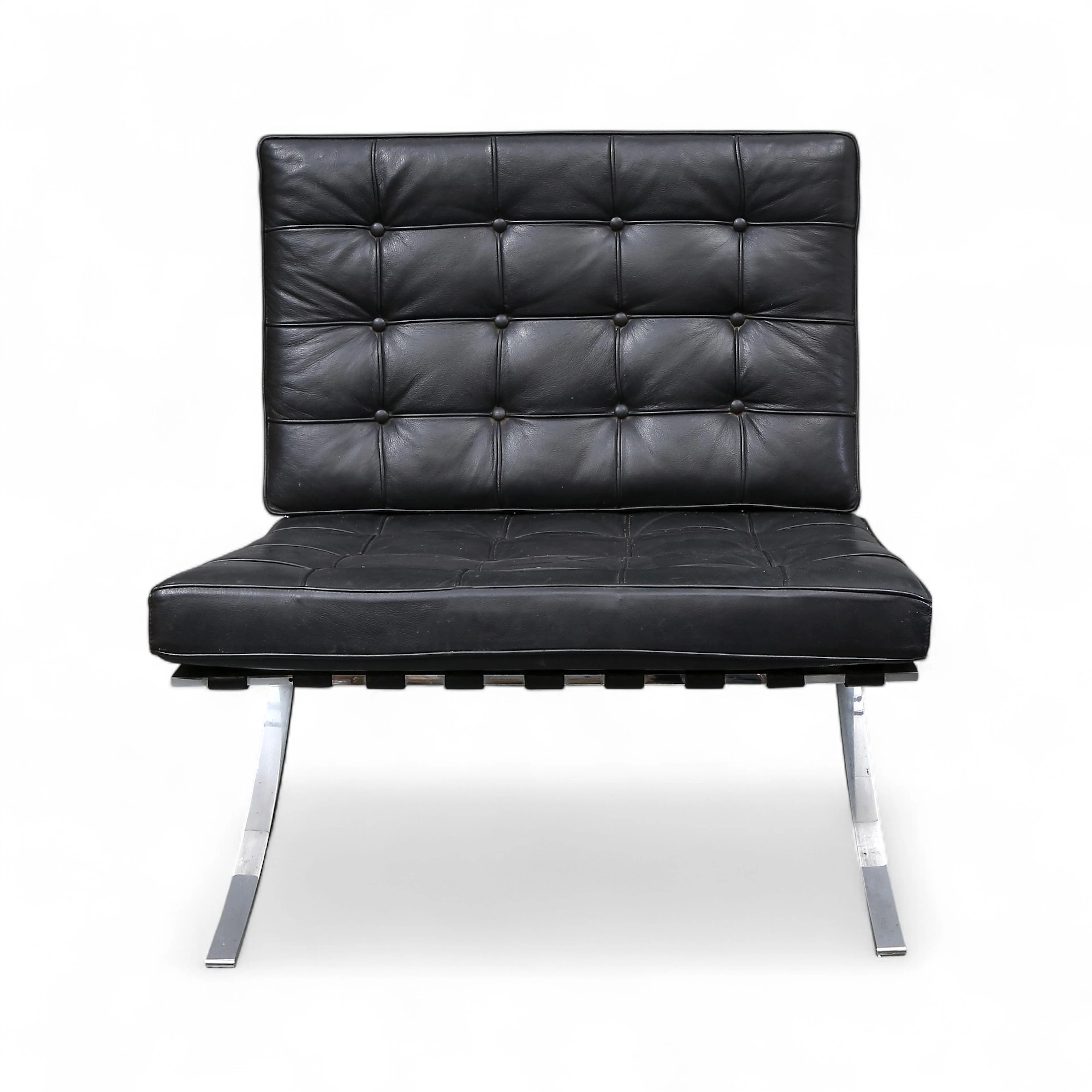 LUDWIG MIES VAN DER ROHE AND LILLY REICH. Según. “Barcelona chair”.