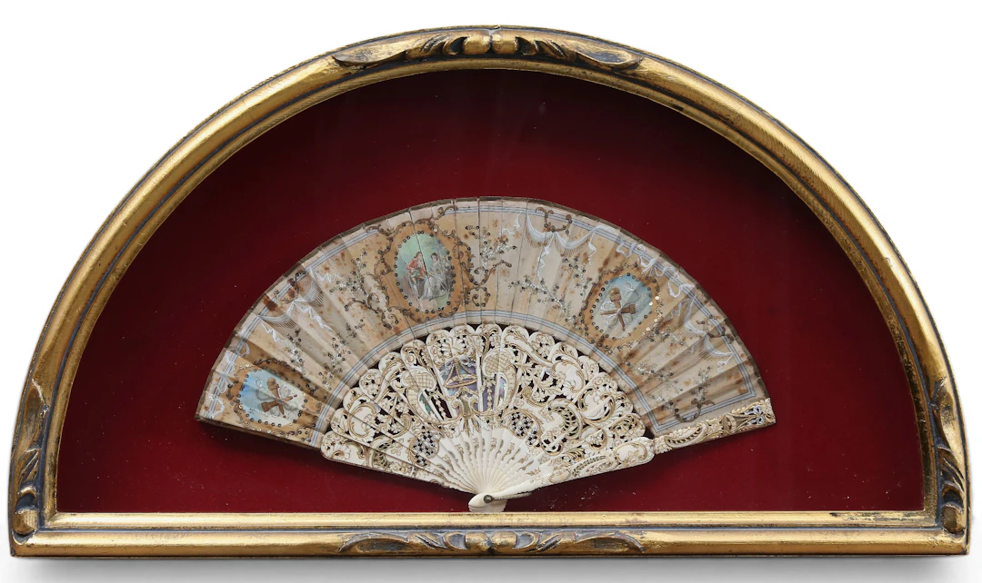 Louis XVI style fan with painted silk leaves and ivorine sticks, 20th Century.