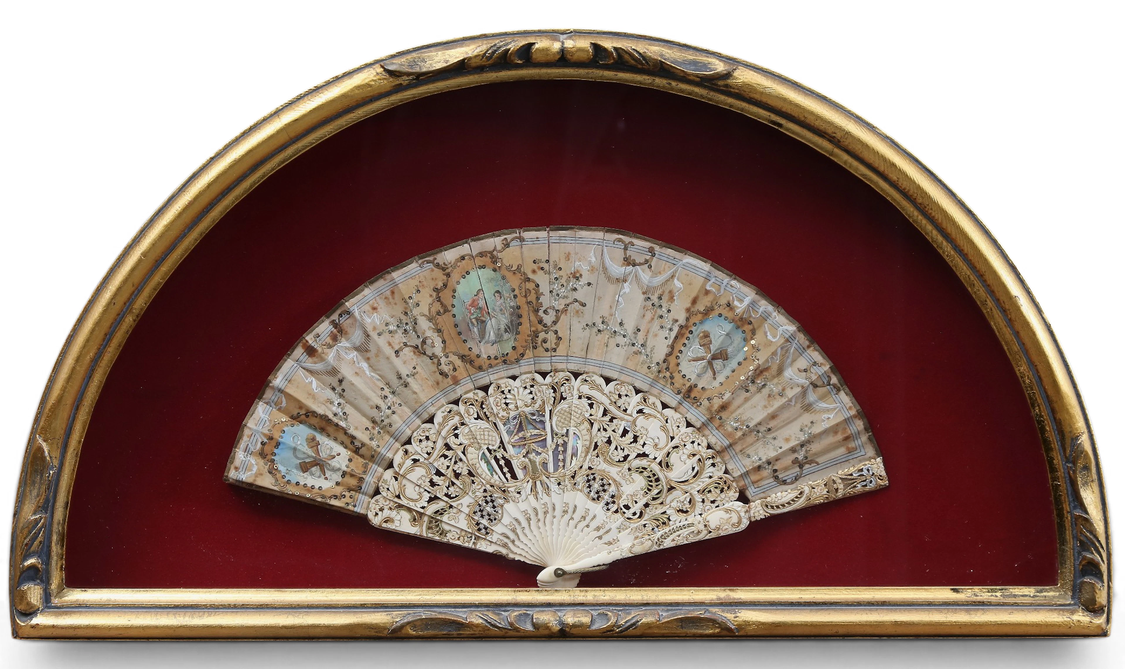 Louis XVI style fan with painted silk leaves and ivorine sticks, 20th Century.