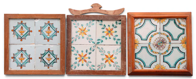 Tres plafones de cuatro azulejos catalanes "de mostra", del siglo XIX.