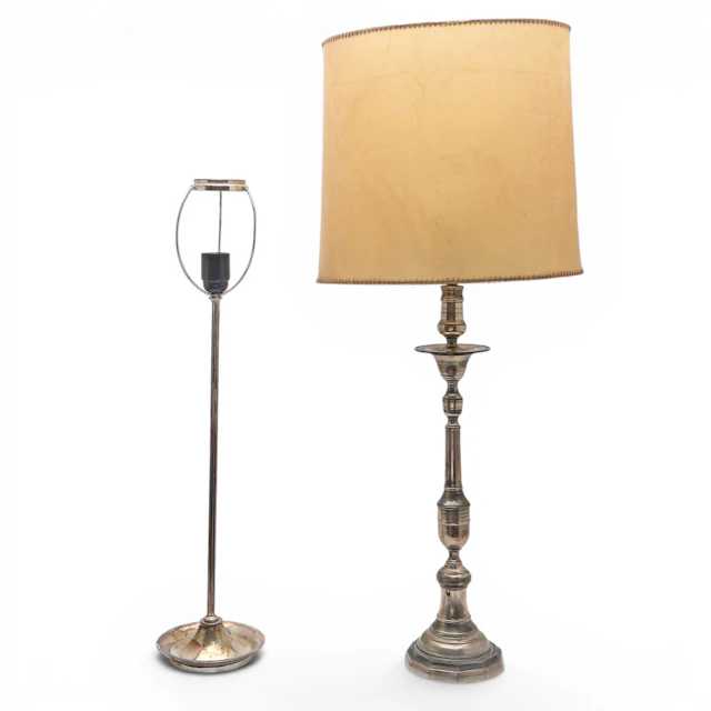 Two Valentí table lamps in silvery metal, 20th Century.