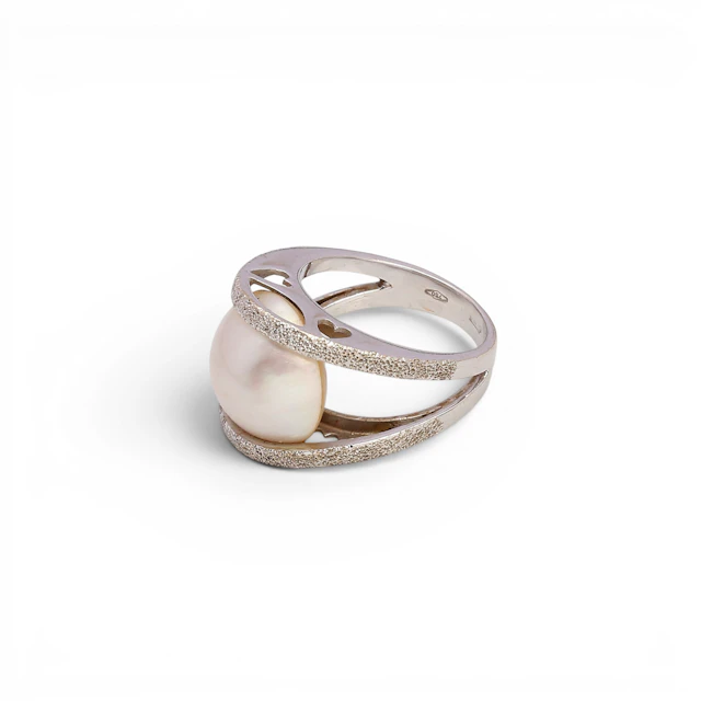 Italian ring with mabe pearl.