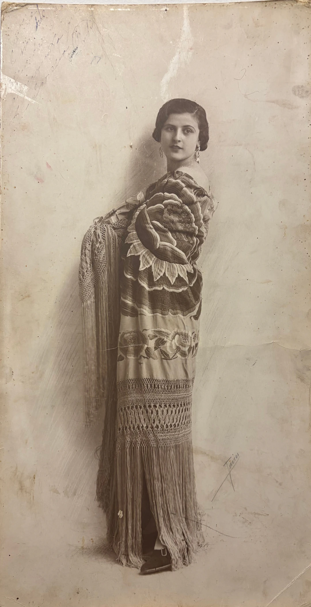 JAVIER. Girl with a shawl.