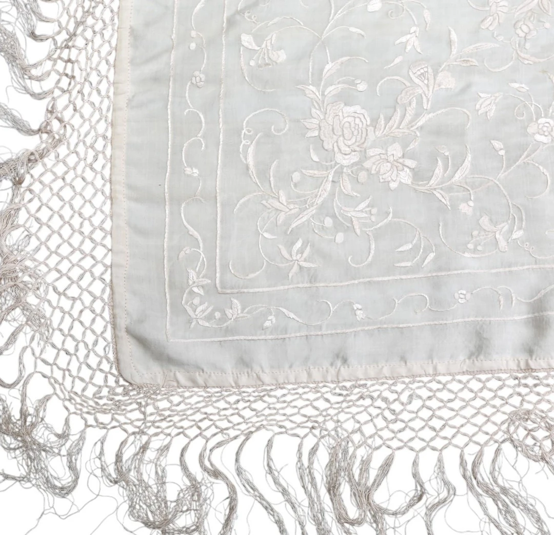 Large Manila shawl-like fabric in beige silk, early decades of the