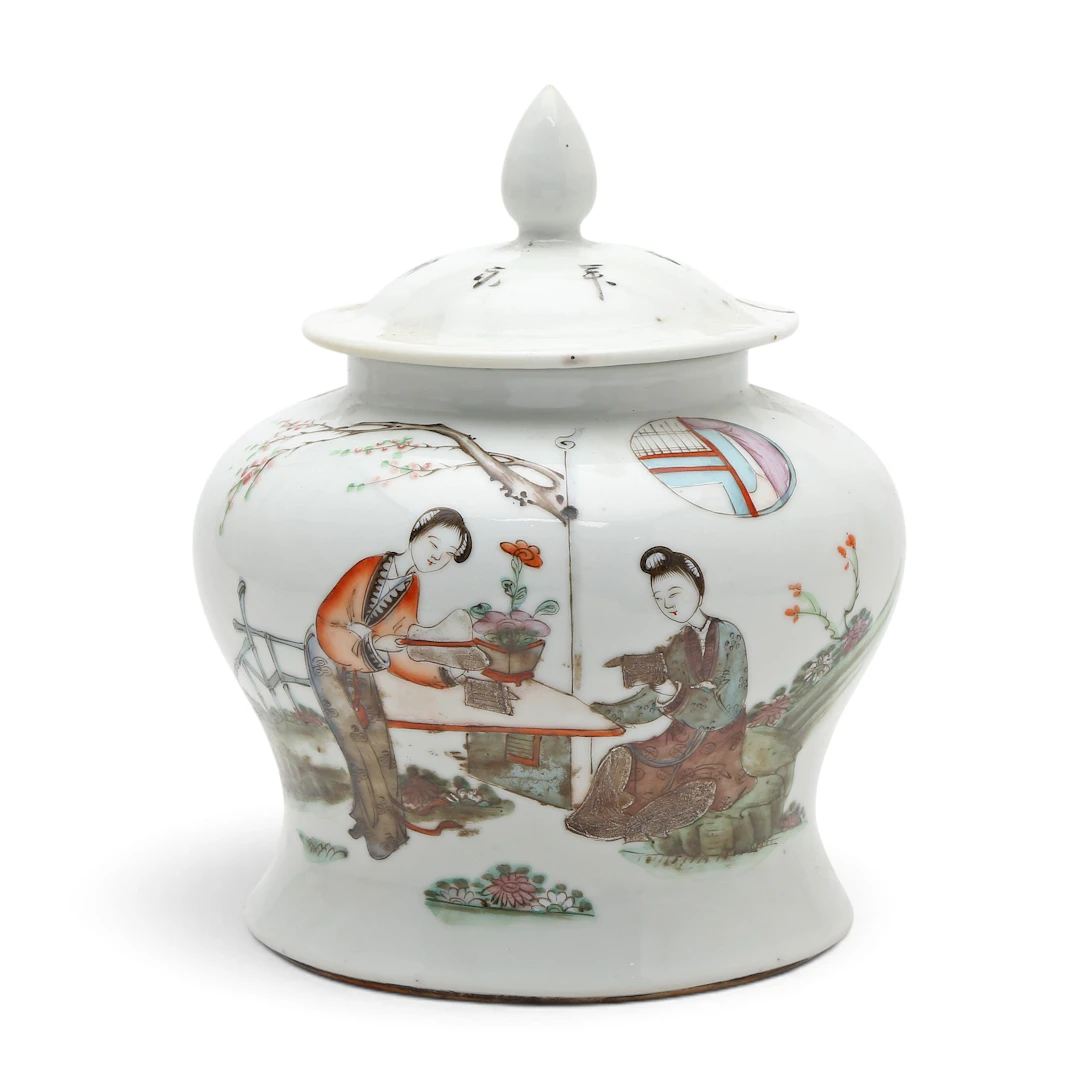 CHINESE "Famille rose" porcelain jar, first half of the 20th century.