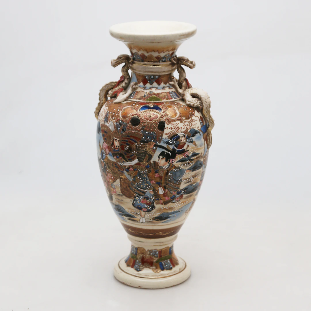 Japanese Satsuma earthenware vase, early decades of the 20th Century.