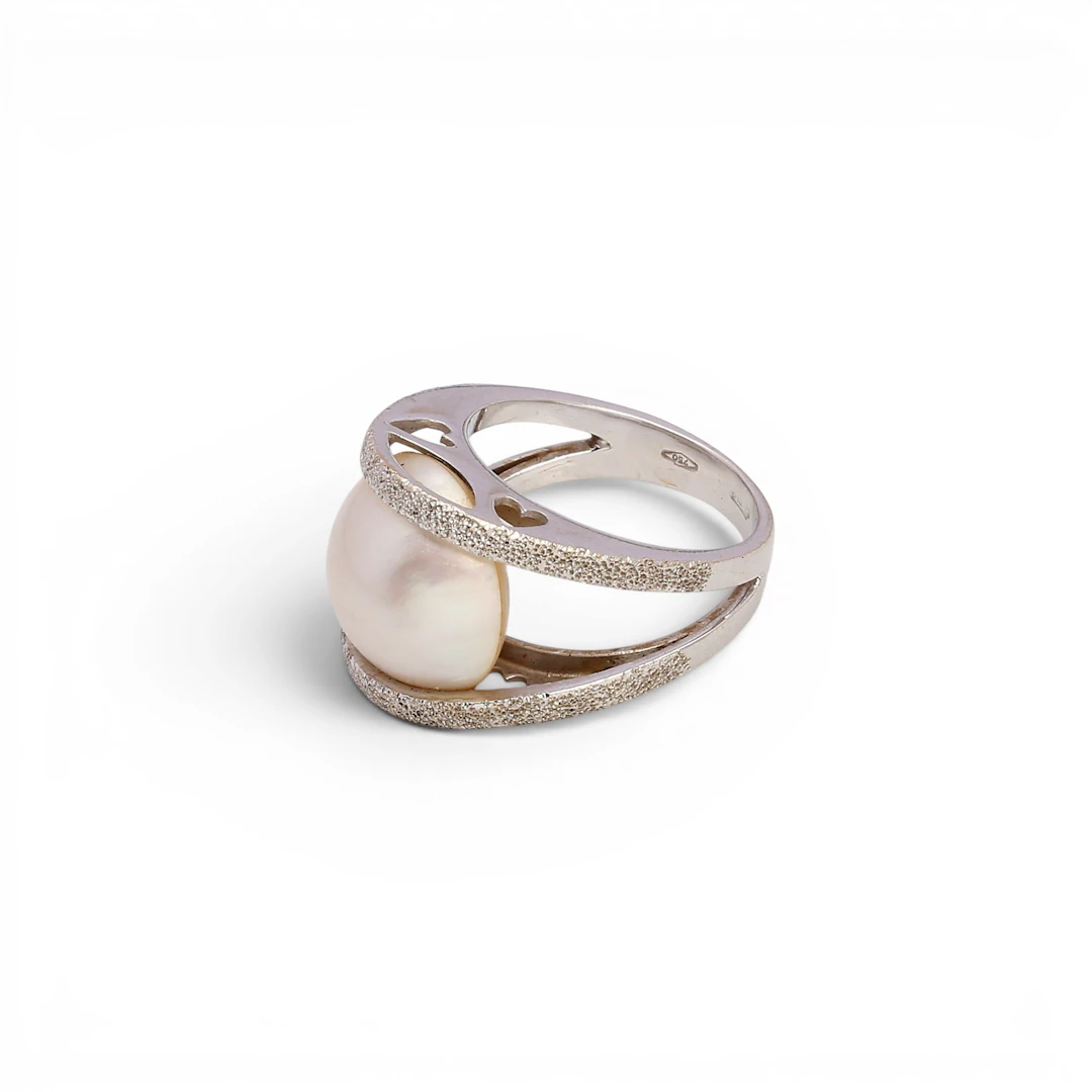 Italian ring with mabe pearl.