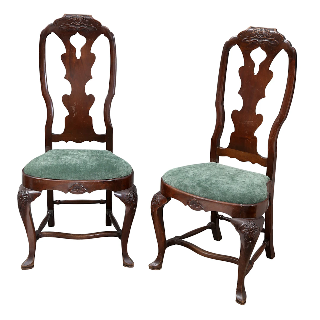 Pair of Queen Anne chairs in carved mahogany, 18th century.