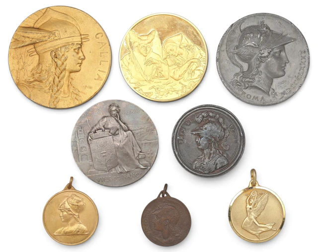 Ocho medallas conmemorativas francesas, españolas e italianas.