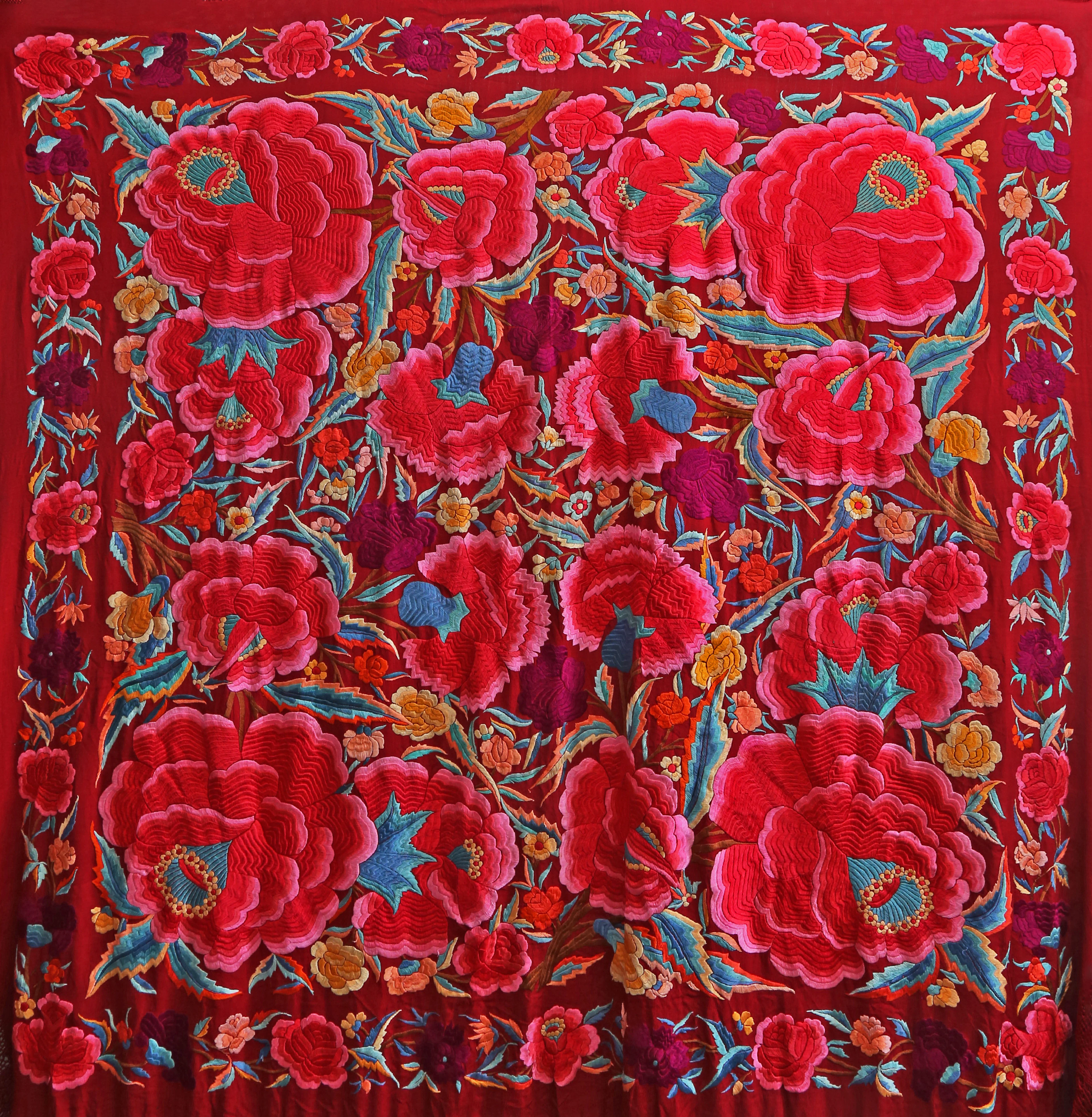 Manila shawl in embroidered garnet silk, first third of the 20th century.