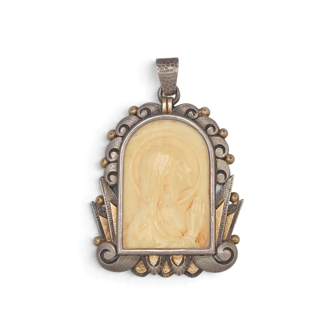 Catalan Art Deco devotional medal in silver, circa 1930.