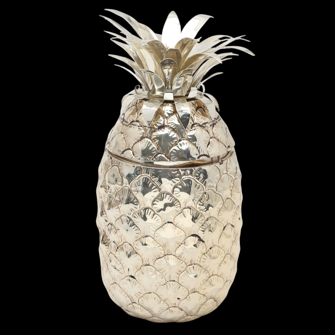Pinapple-shaped ice bucket in silvery metal, circa 1960-1970.