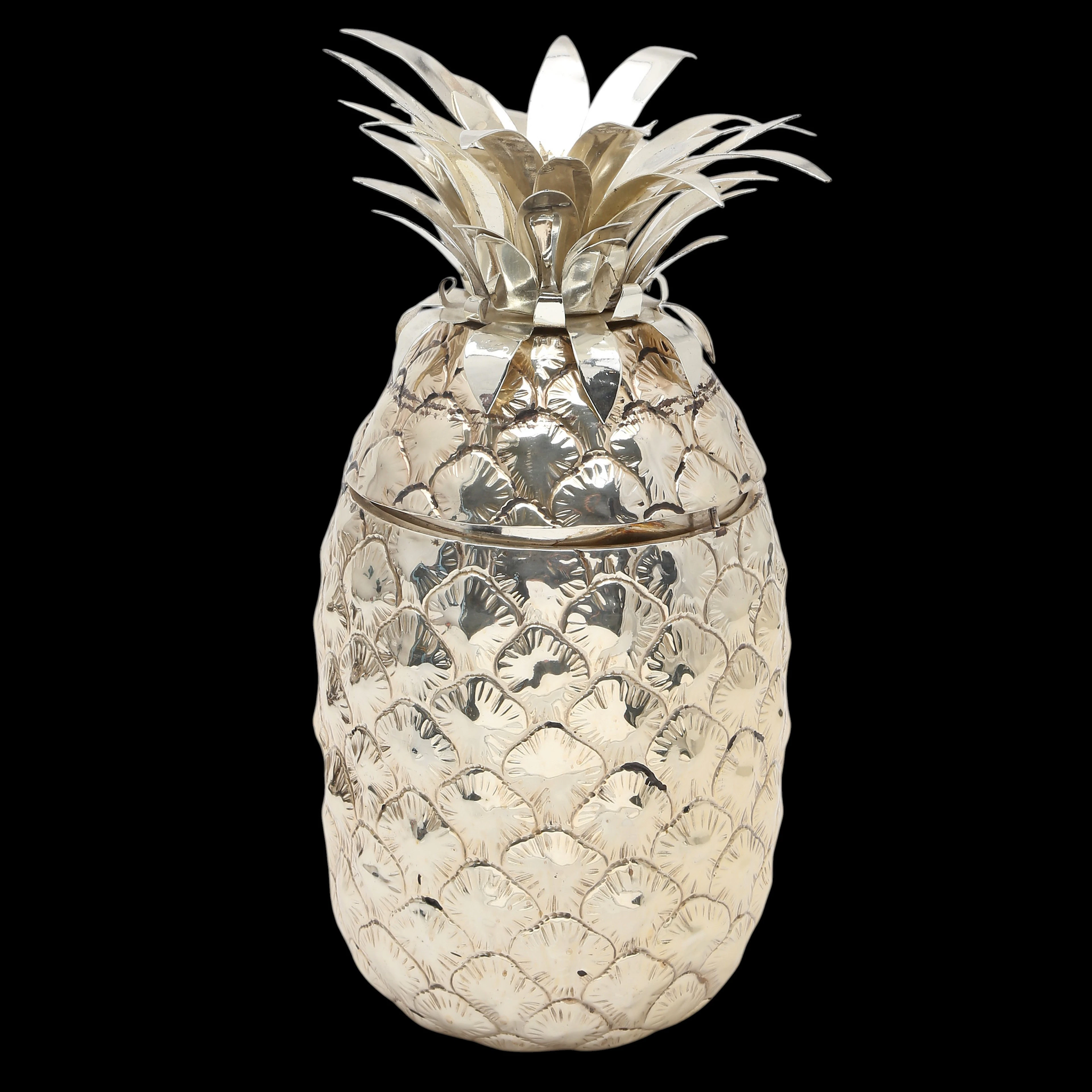 Pinapple-shaped ice bucket in silvery metal, circa 1960-1970.