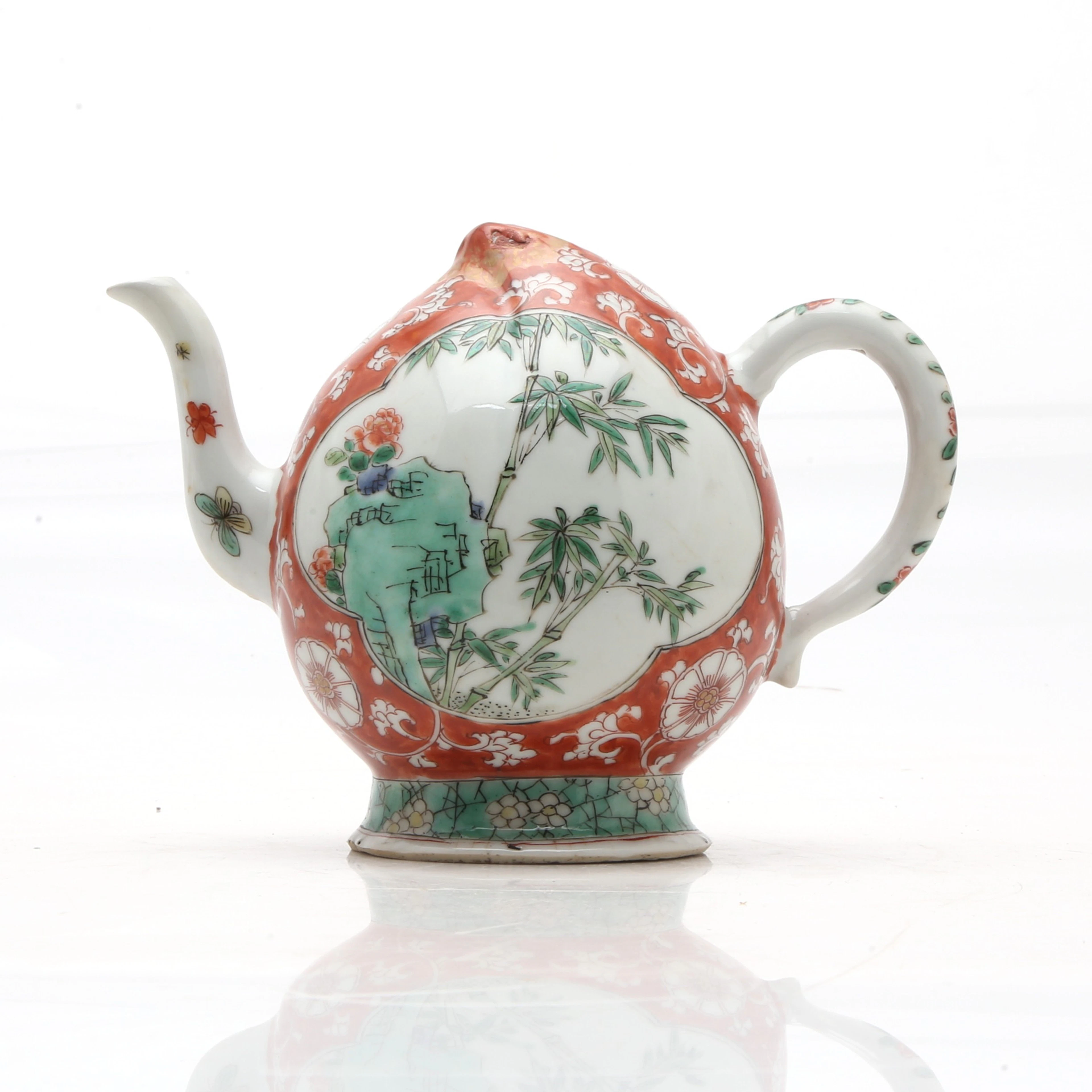 Chinese "Cadogan" wine pot, Kangxi period, peach-shaped in "famille