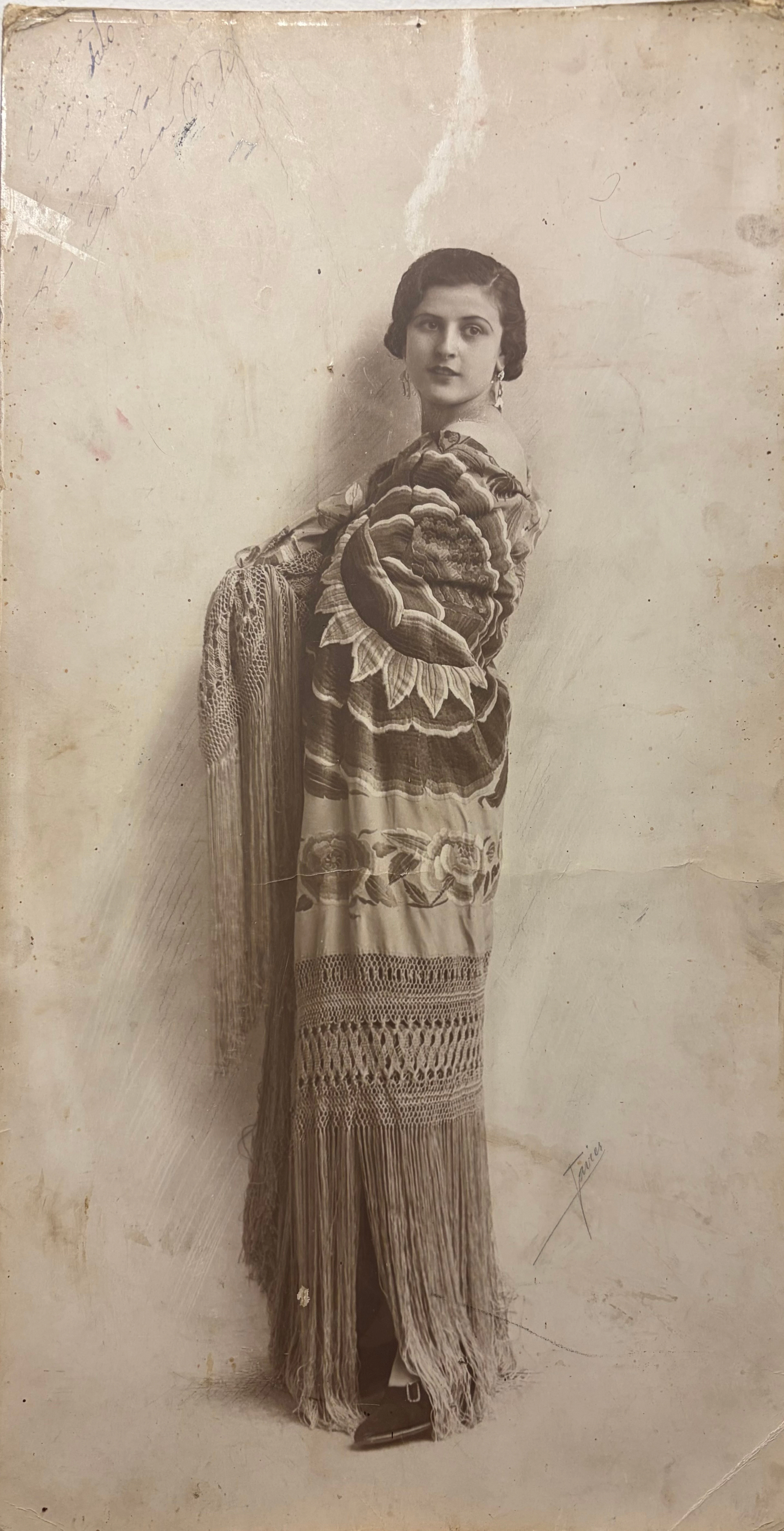 JAVIER. Girl with a shawl.