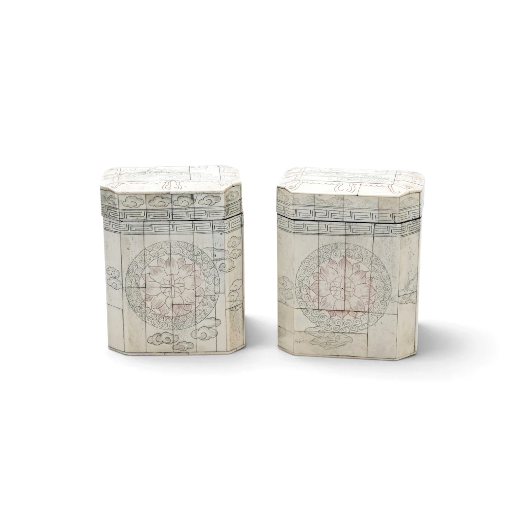 Pair of tea jars in engraved bone plaques, 20th Century.