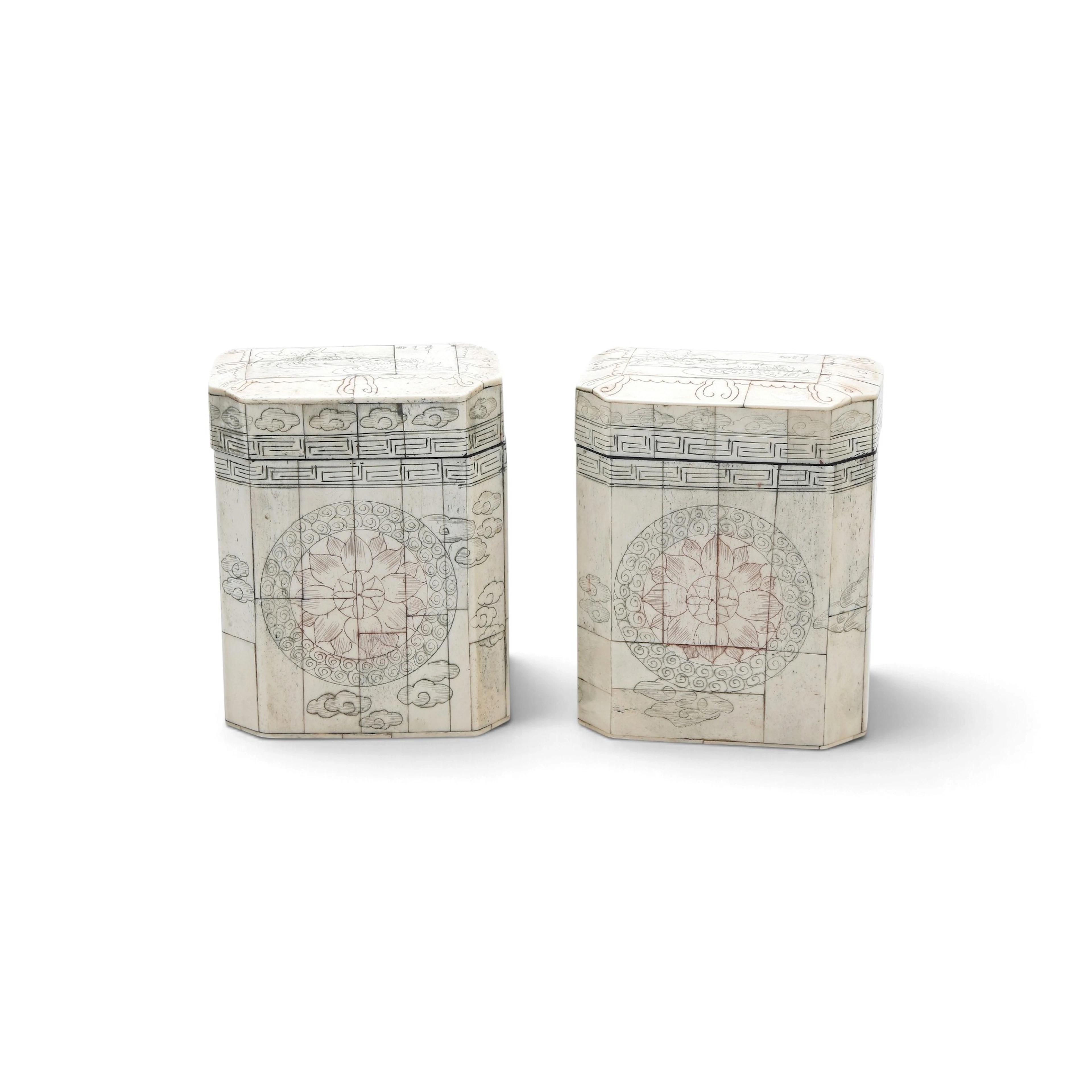 Pair of tea jars in engraved bone plaques, 20th Century.