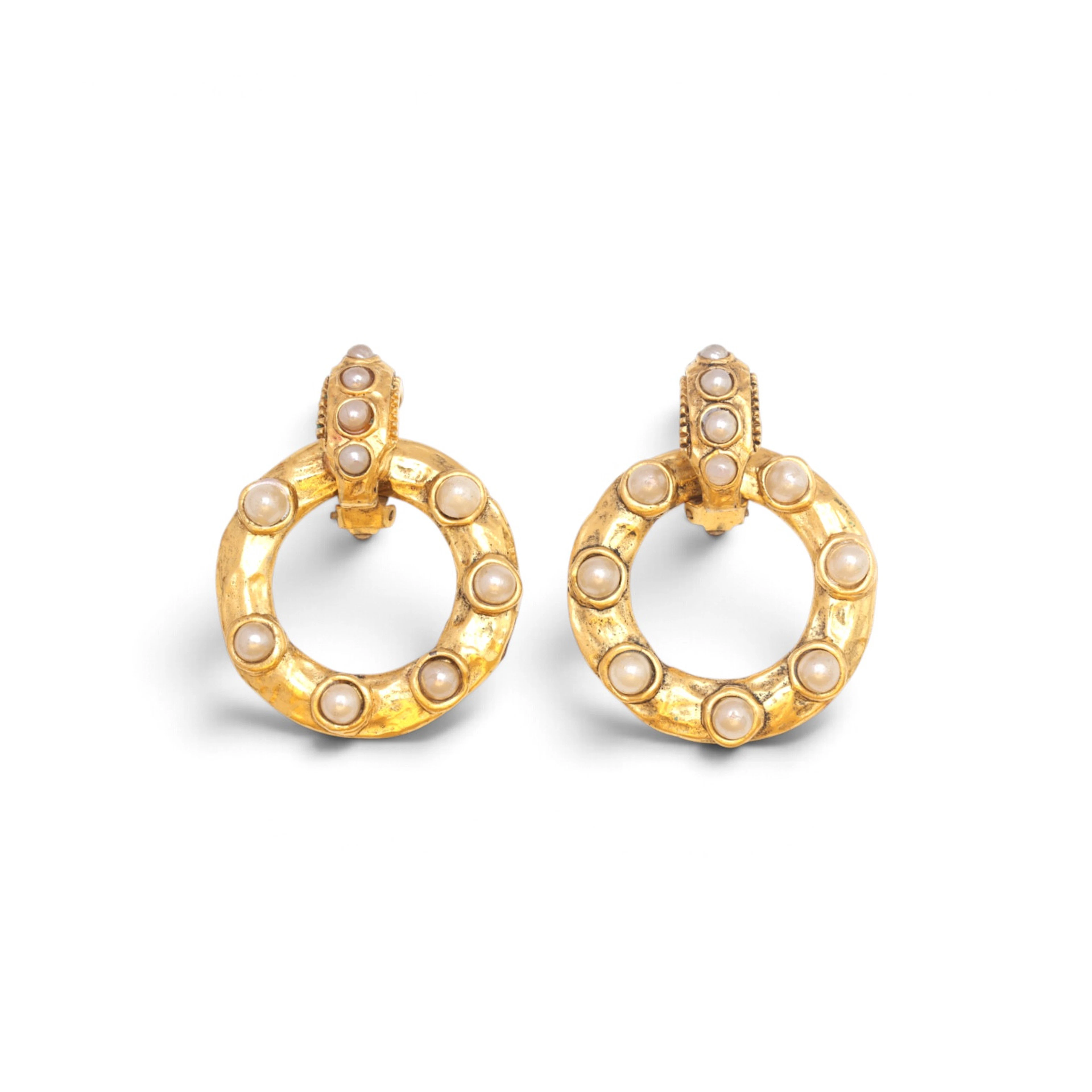 CHANEL. Vintage earrings.