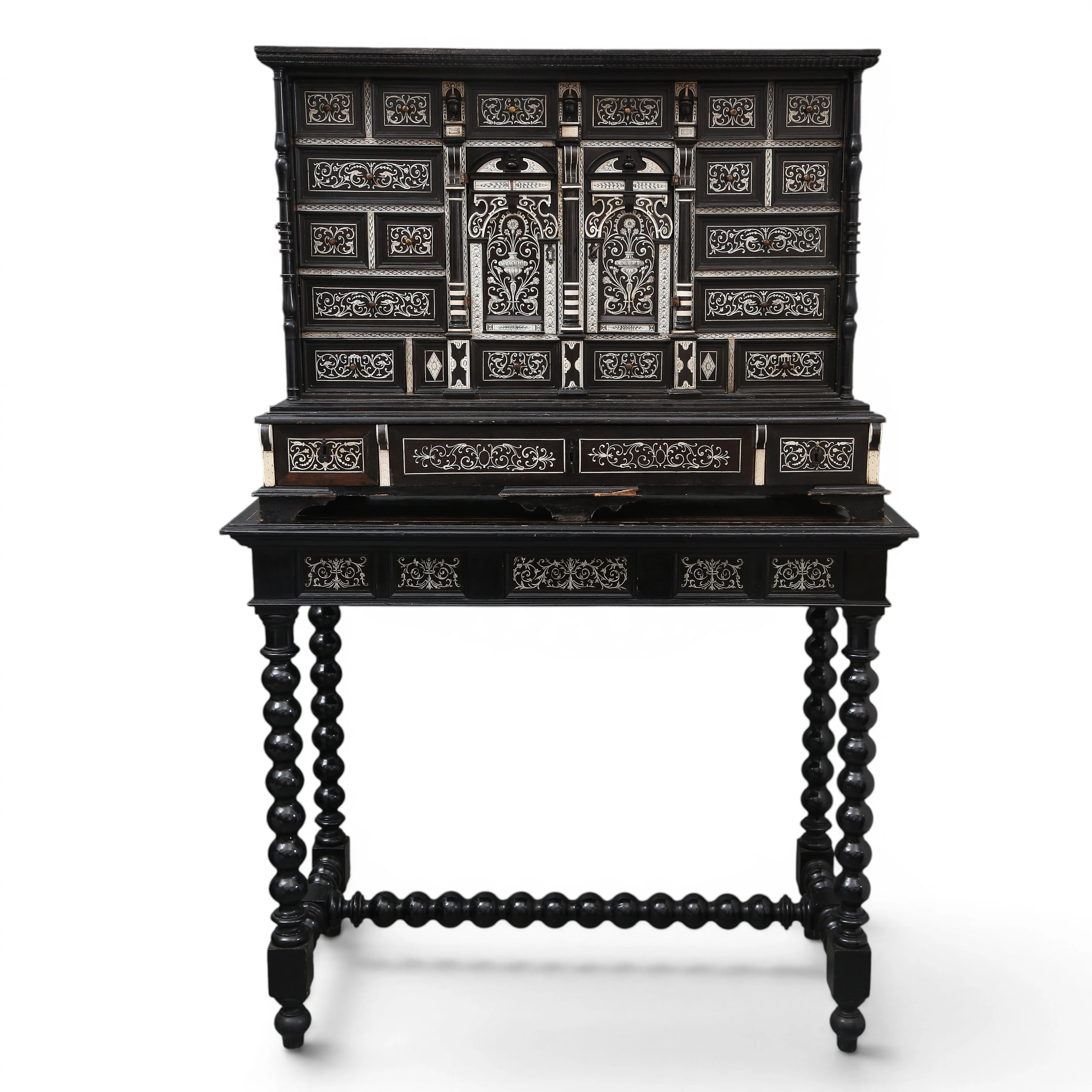 Florentine Baroque-style casket in ebony with bone engraving marquetry