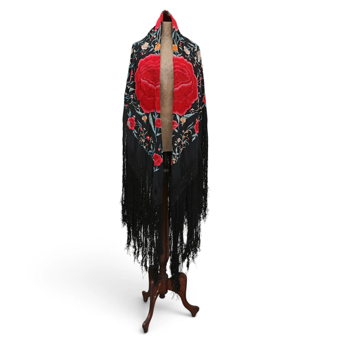 Manila shawl in embroidered silk on a black background, early 20th Century.