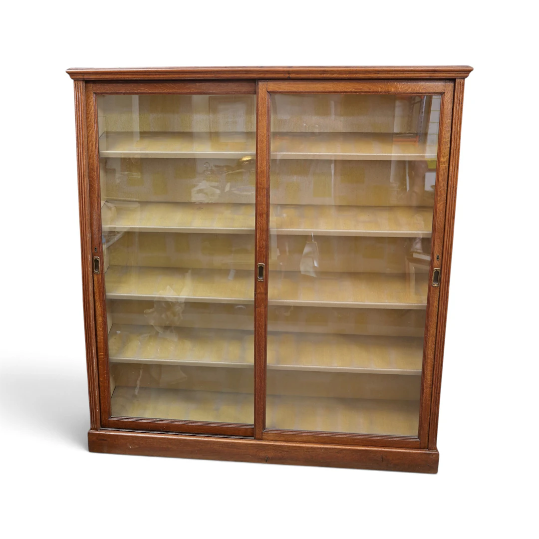 Displauycabinet in oak, 20th century.
